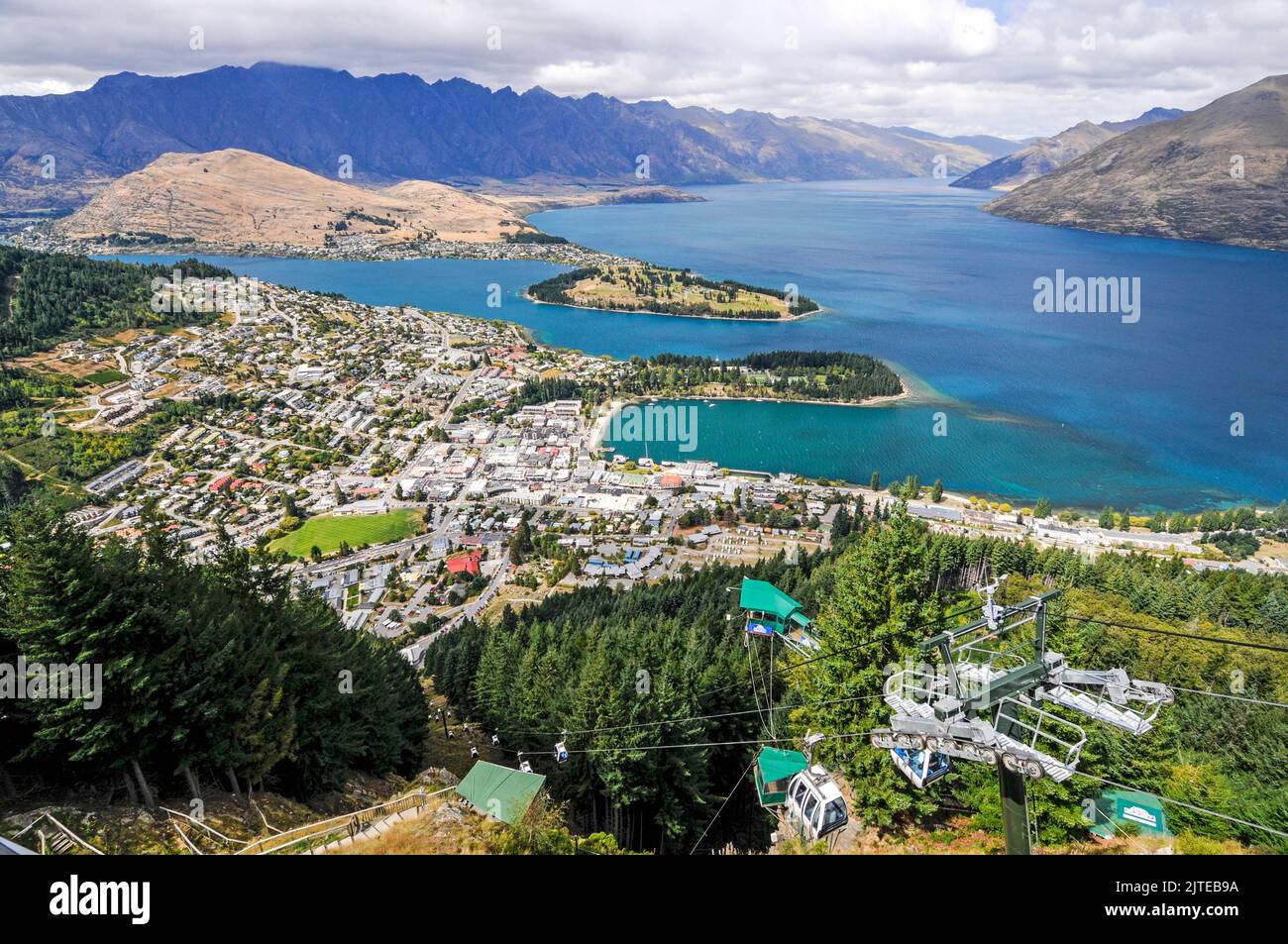 Lago Wakatipu dalla cima di Bob a Queenstown in Otago, una regione sud-orientale sull'Isola Sud della Nuova Zelanda. Foto Stock