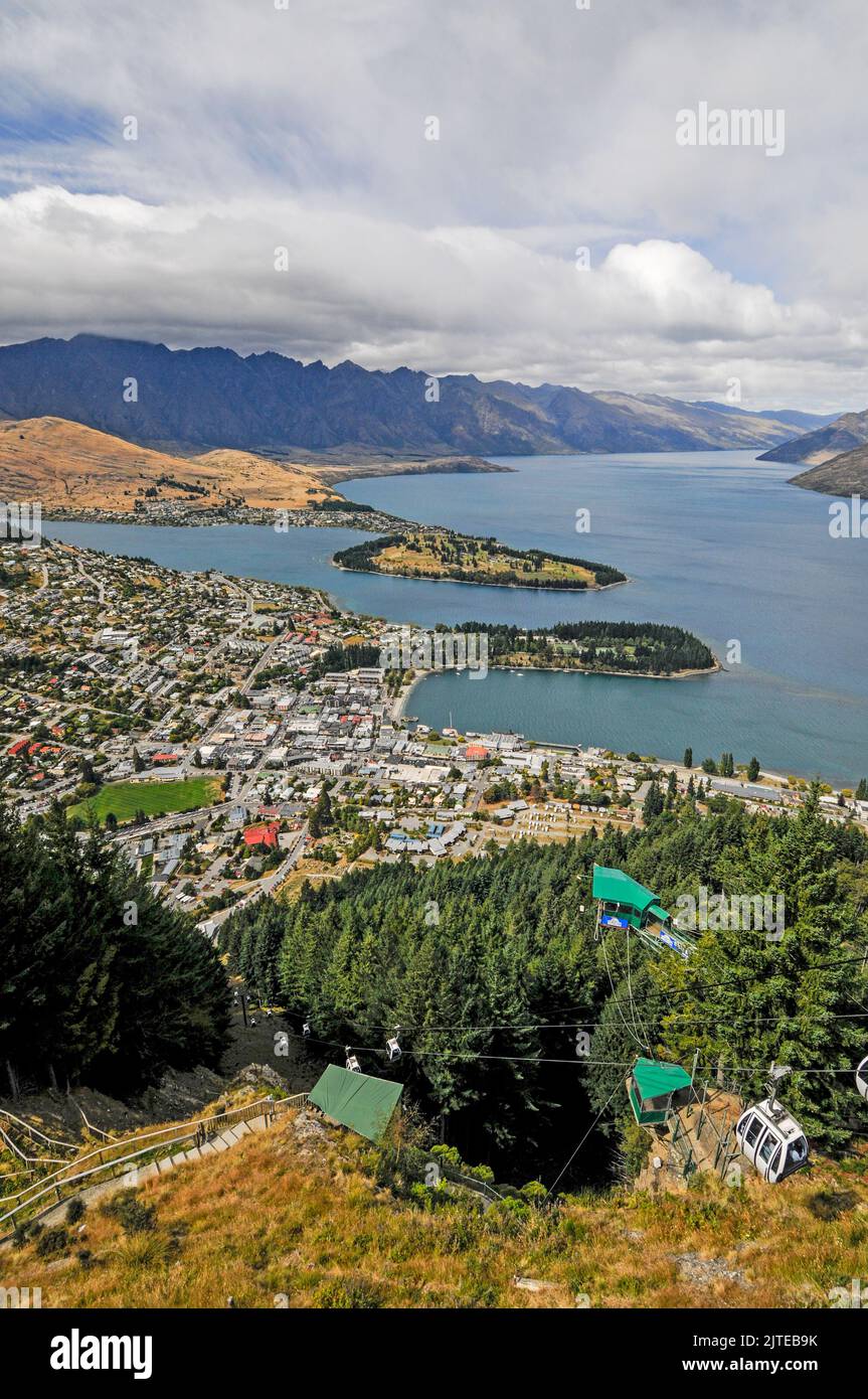 Lago Wakatipu dalla cima di Bob a Queenstown in Otago, una regione sud-orientale sull'Isola Sud della Nuova Zelanda. Foto Stock