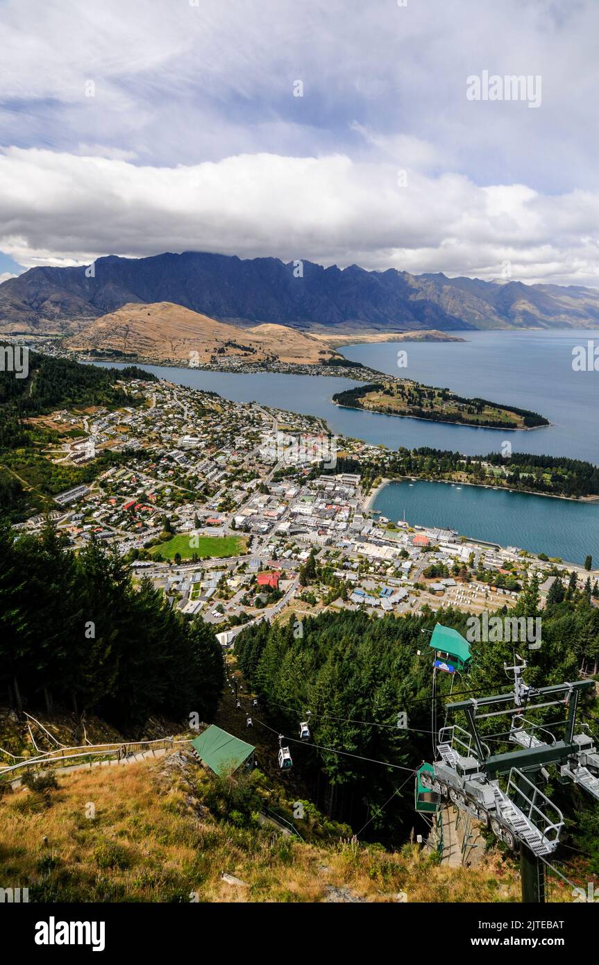 Lago Wakatipu dalla cima di Bob a Queenstown in Otago, una regione sud-orientale sull'Isola Sud della Nuova Zelanda. Foto Stock