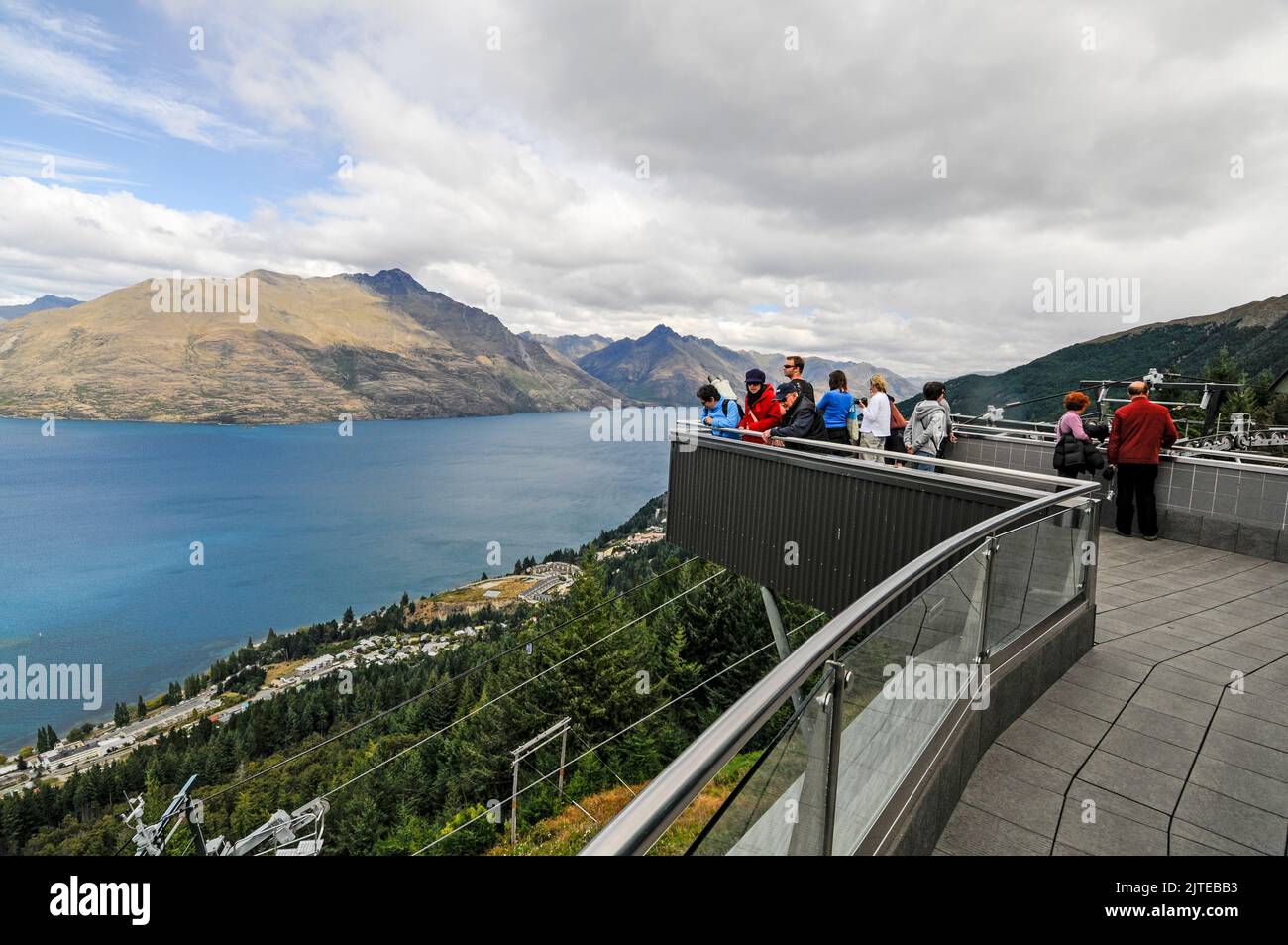 I visitatori possono ammirare il lago Wakatipu dalla vetta di Bob a Queenstown in Otago, una regione sud-orientale sull'Isola Sud della Nuova Zelanda. Foto Stock