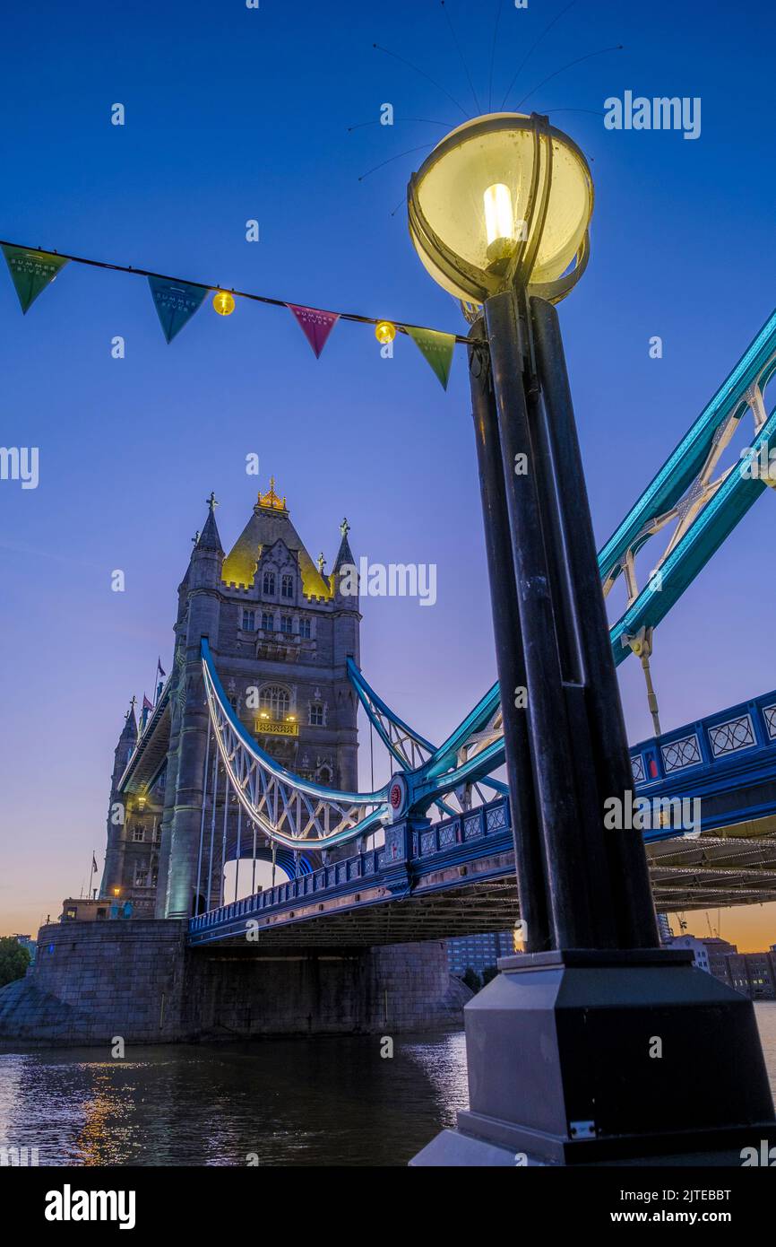 Ora blu al Tower Bridge di Londra in una bella mattinata d'estate Foto Stock