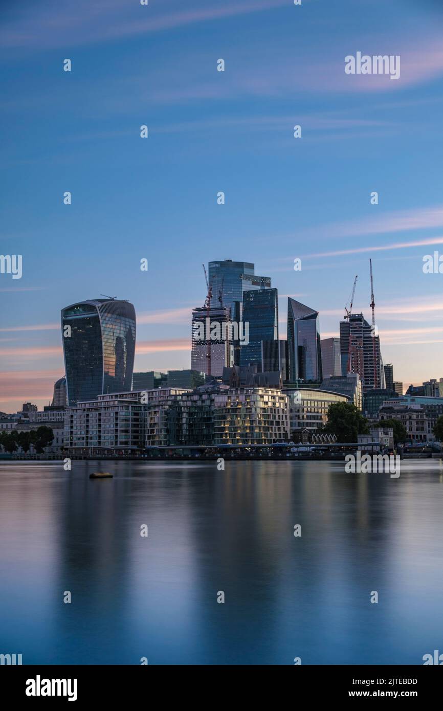 La città di Londra all'alba con il Tamigi di fronte Foto Stock