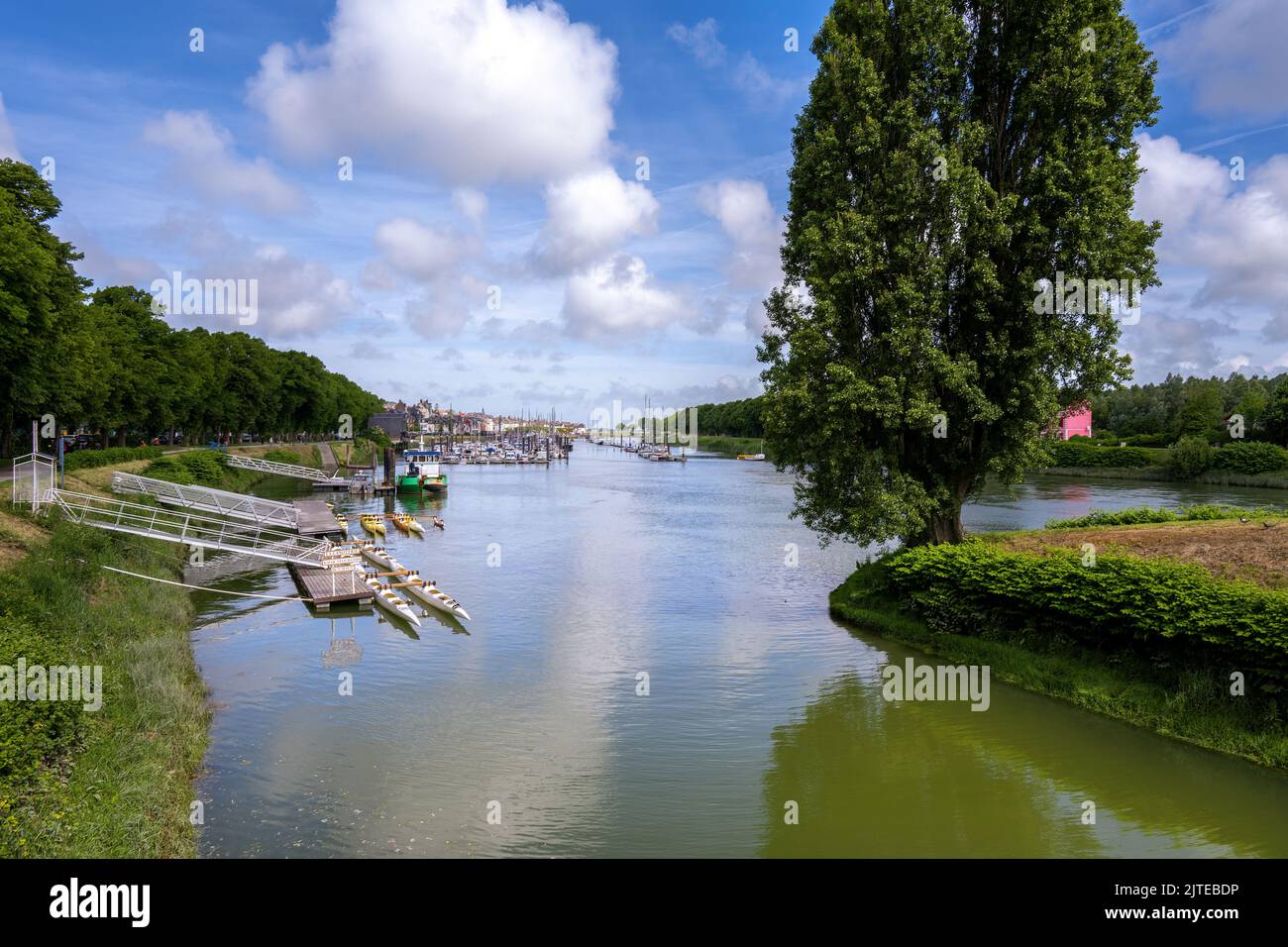 SAINT-VALERY-SUR-SOMME, FRANCIA - 26th MAGGIO 2022: Vista del fiume Somme e il porto turistico vicino a Saint-Valéry-sur-Somme, Hauts-de-France Foto Stock