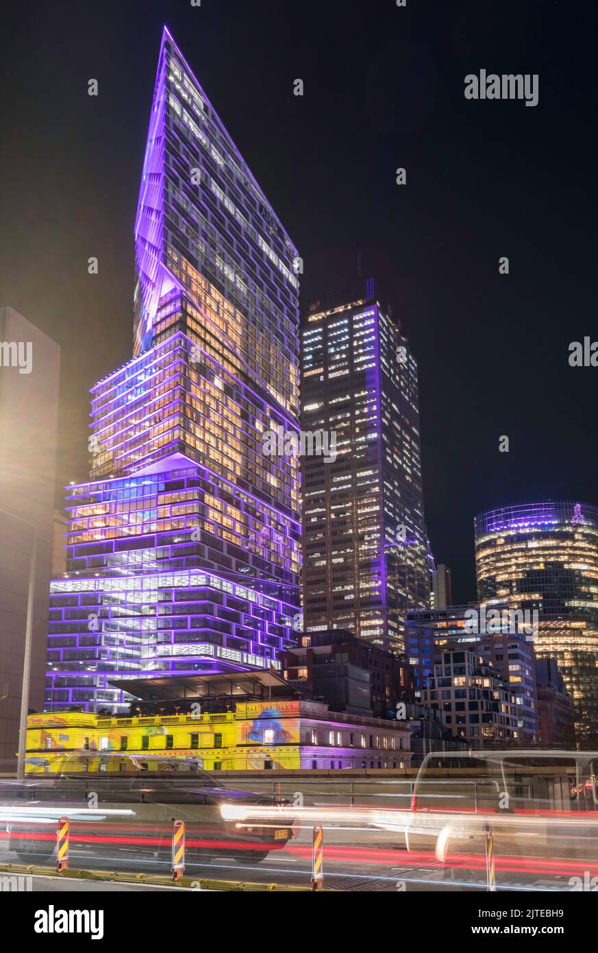 15 giu 2022: La nuova torre AMP Quay Quarter (in alto a sinistra) si illuminò con altri edifici vicino a Circular Quay, per il Vivid Sydney 2022 Festival in Australia Foto Stock