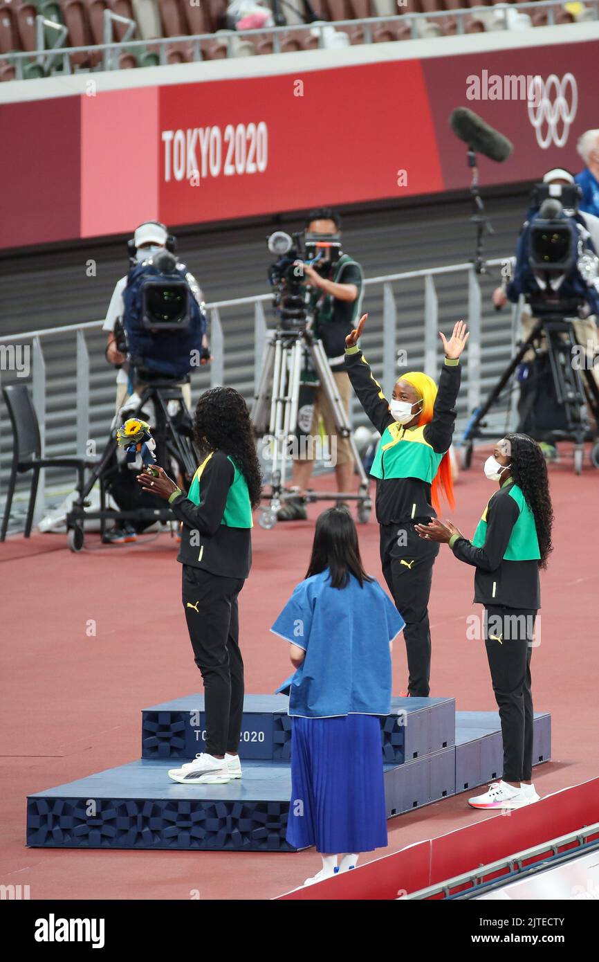 01st agosto 2021 - Tokyo, Giappone: Shelly-Ann Fraser-Pryce della Giamaica durante la cerimonia di vittoria delle Donne 100m ai Giochi Olimpici di Tokyo 2020 (. Foto Stock