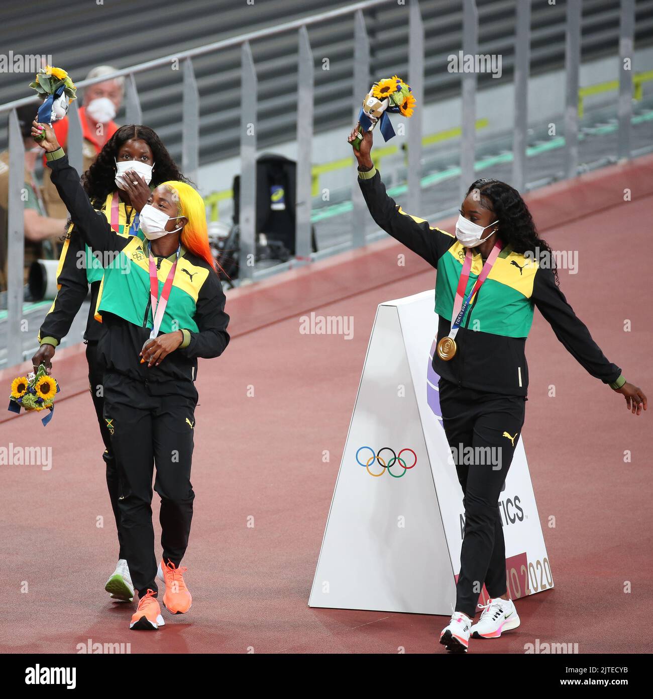 01st agosto 2021 - Tokyo, Giappone: Shelly-Ann Fraser-Pryce, Elaine Thompson-Herah e Shericka Jackson della Giamaica durante la cerimonia della Vittoria del WO Foto Stock