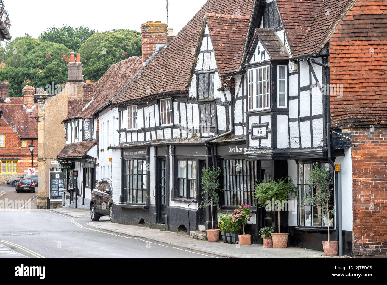 Midhurst, 22nd 2022 agosto: Negozi e case Tudor su West Street Foto Stock