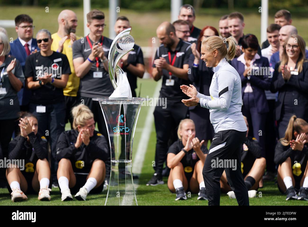 La mangiatoia inglese Sarina Wiegman con il trofeo Euro delle Donne dopo aver parlato con il personale del St. George's Park, Burton-on-Trent. Data immagine: Martedì 30 agosto 2022. Foto Stock