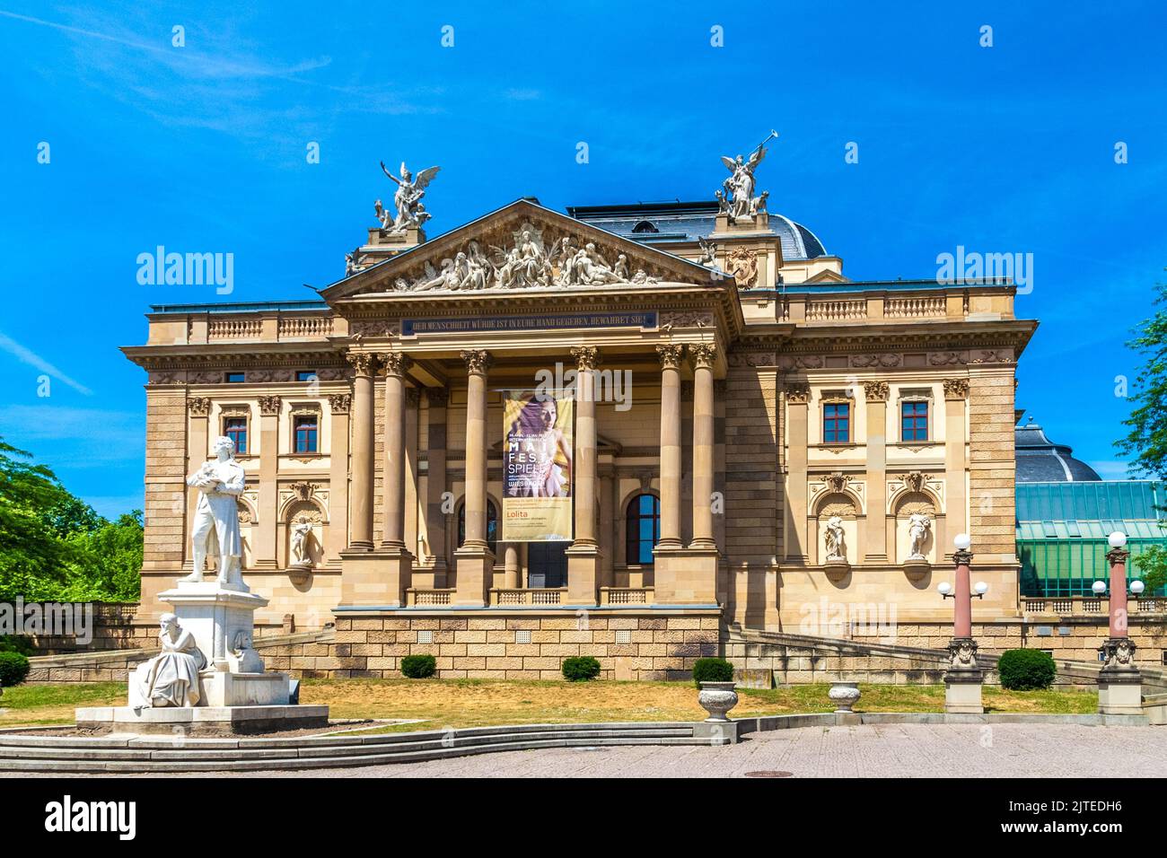 Pittoresca vista del famoso Hessisches Staatstheater Wiesbaden (Teatro di Stato Hessian Wiesbaden), un teatro a Wiesbaden, Germania. L'edificio... Foto Stock