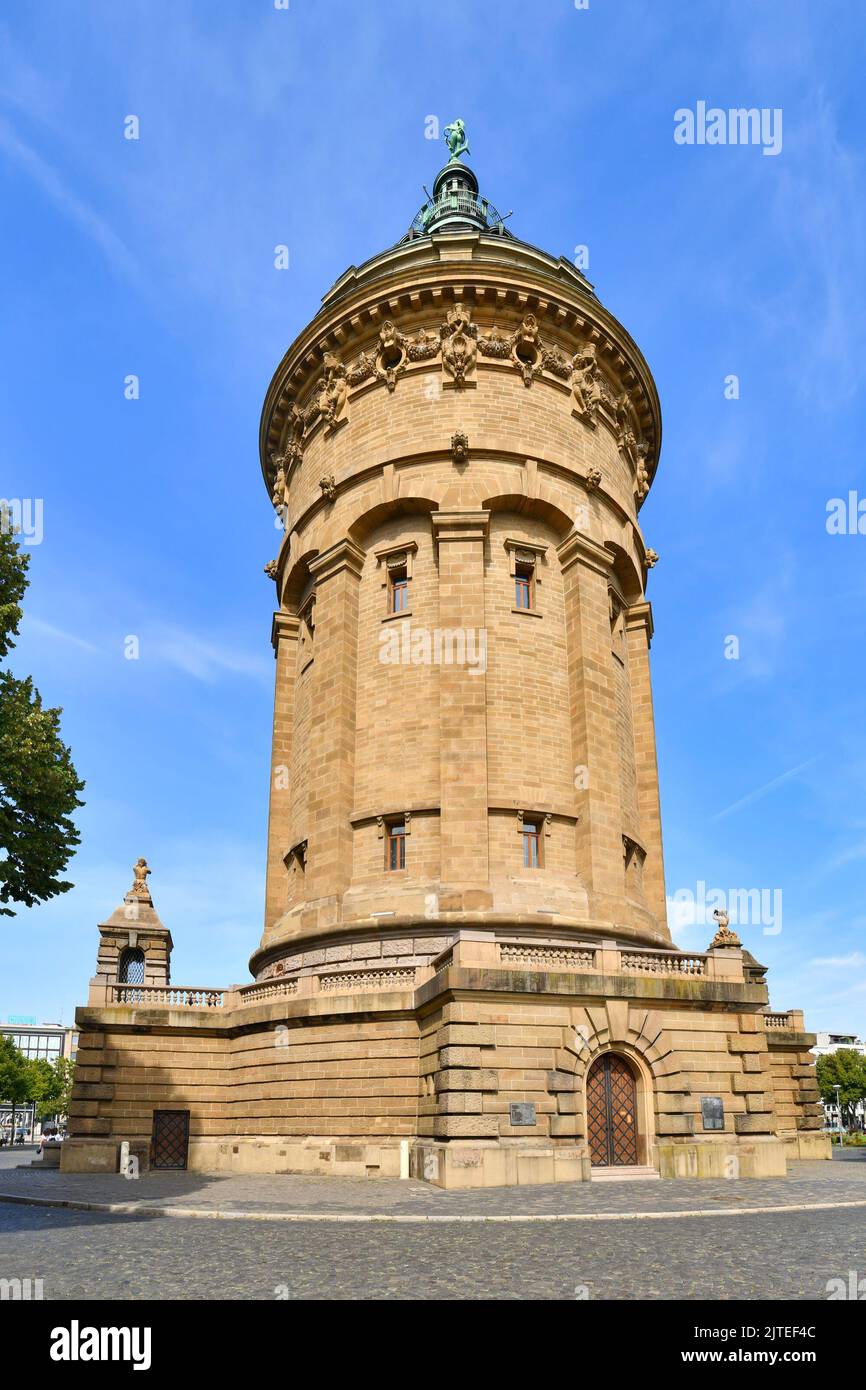 Mannheim, Germania - Agosto 2022: Water Tower chiamato 'Wasserturm', un punto di riferimento della città tedesca Mannheim in un piccolo parco pubblico nelle giornate di sole Foto Stock