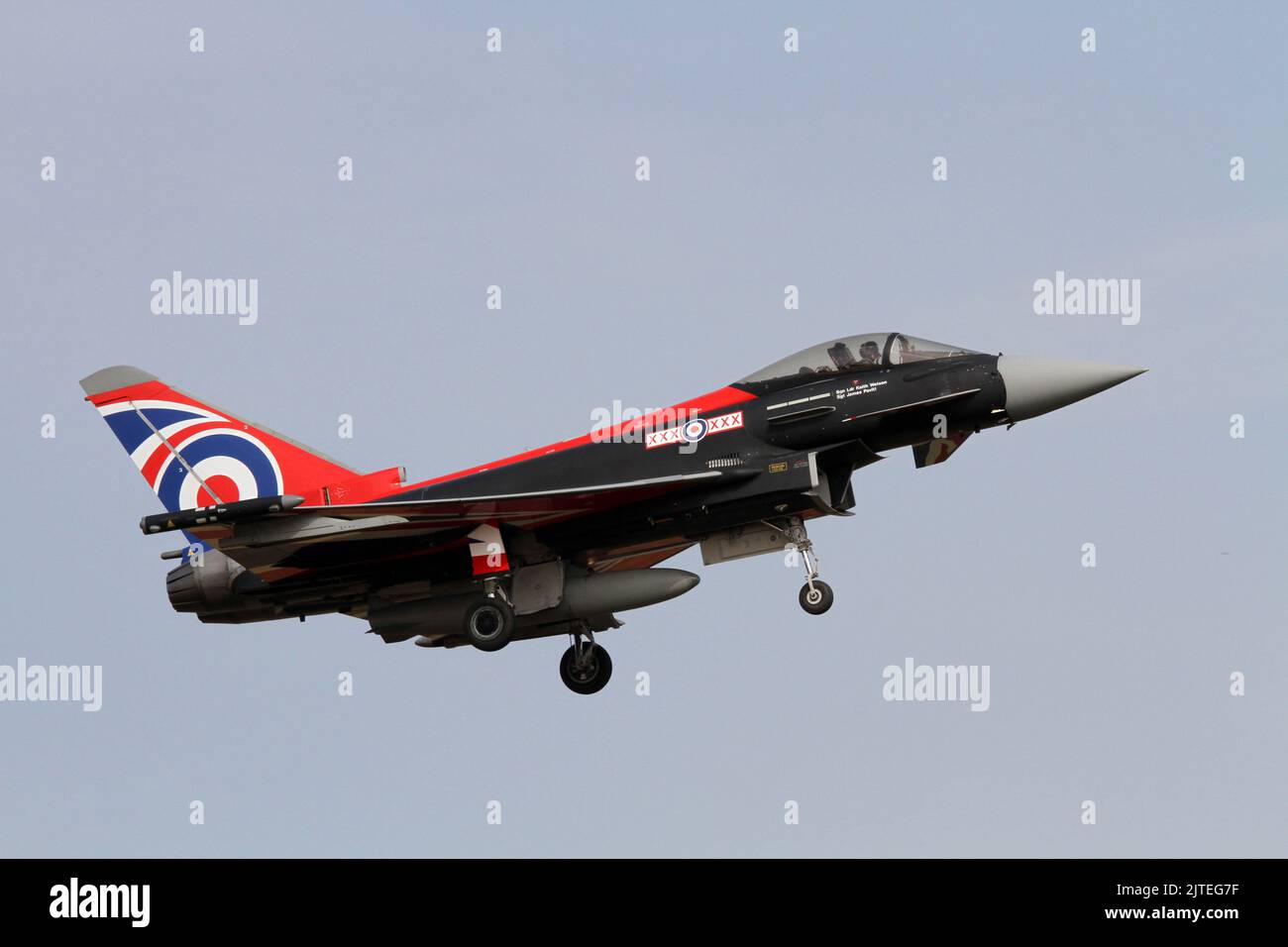 RAF Euro Fighter Typhoon's taxi dopo l'atterraggio sulla pista 25 a RAF Coningsby 18th agosto 2022 Foto Stock