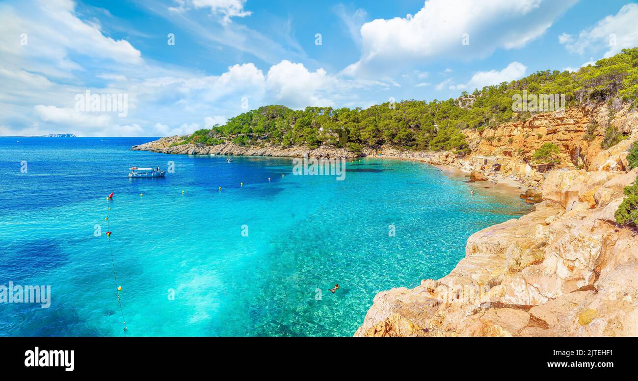Paesaggio con Cala Saladeta, isole di Ibiza, Spagna Foto Stock