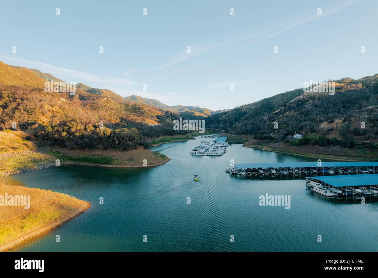 Un'antenna del Lago Piru con barche parcheggiate al porto Foto Stock