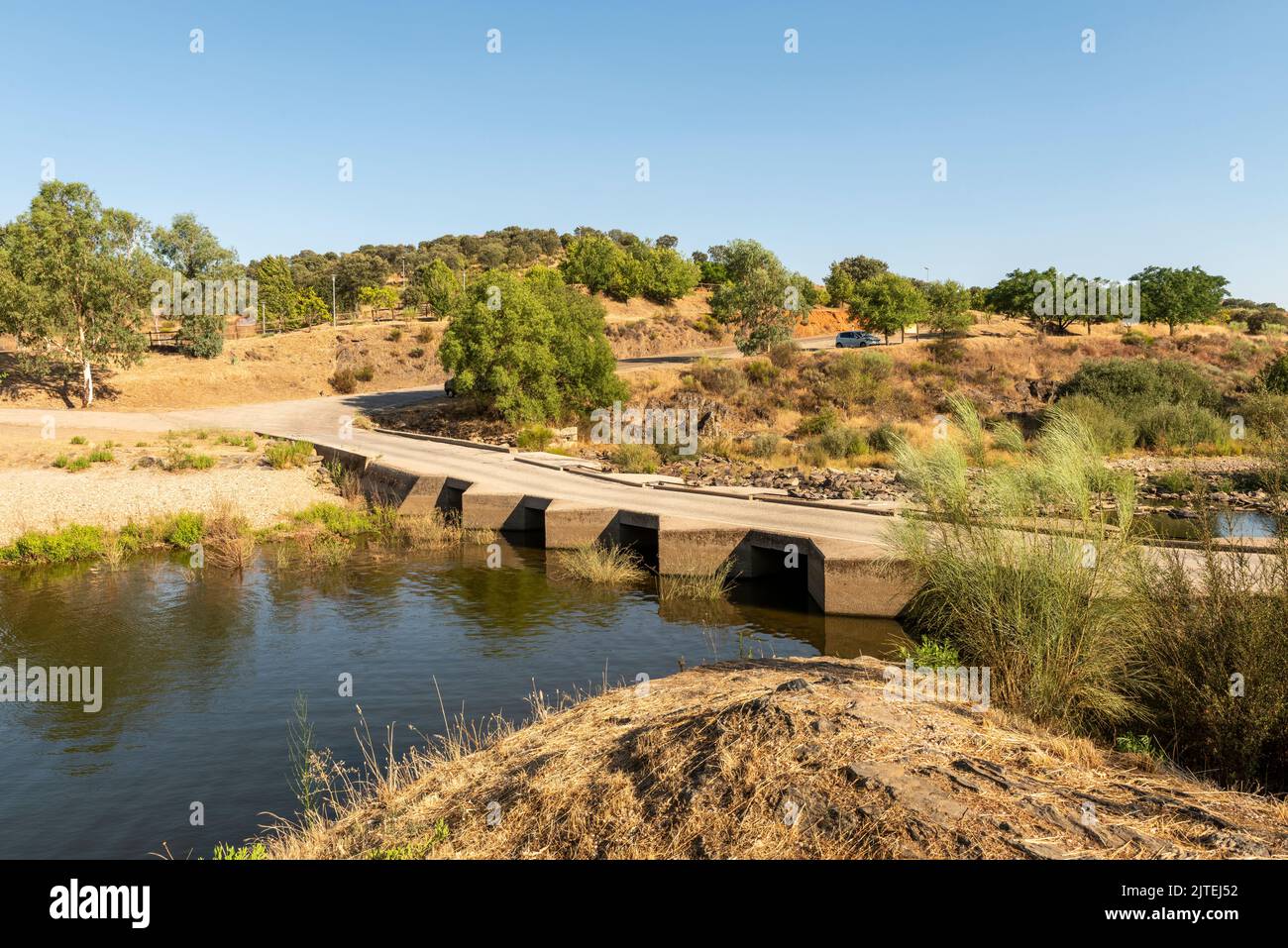 Vado del Río Erjas, un confine rurale remoto senza protezione tra il Portogallo e la Spagna. Il confine corre lungo il fiume Erjas (Eljas o Erges) Foto Stock