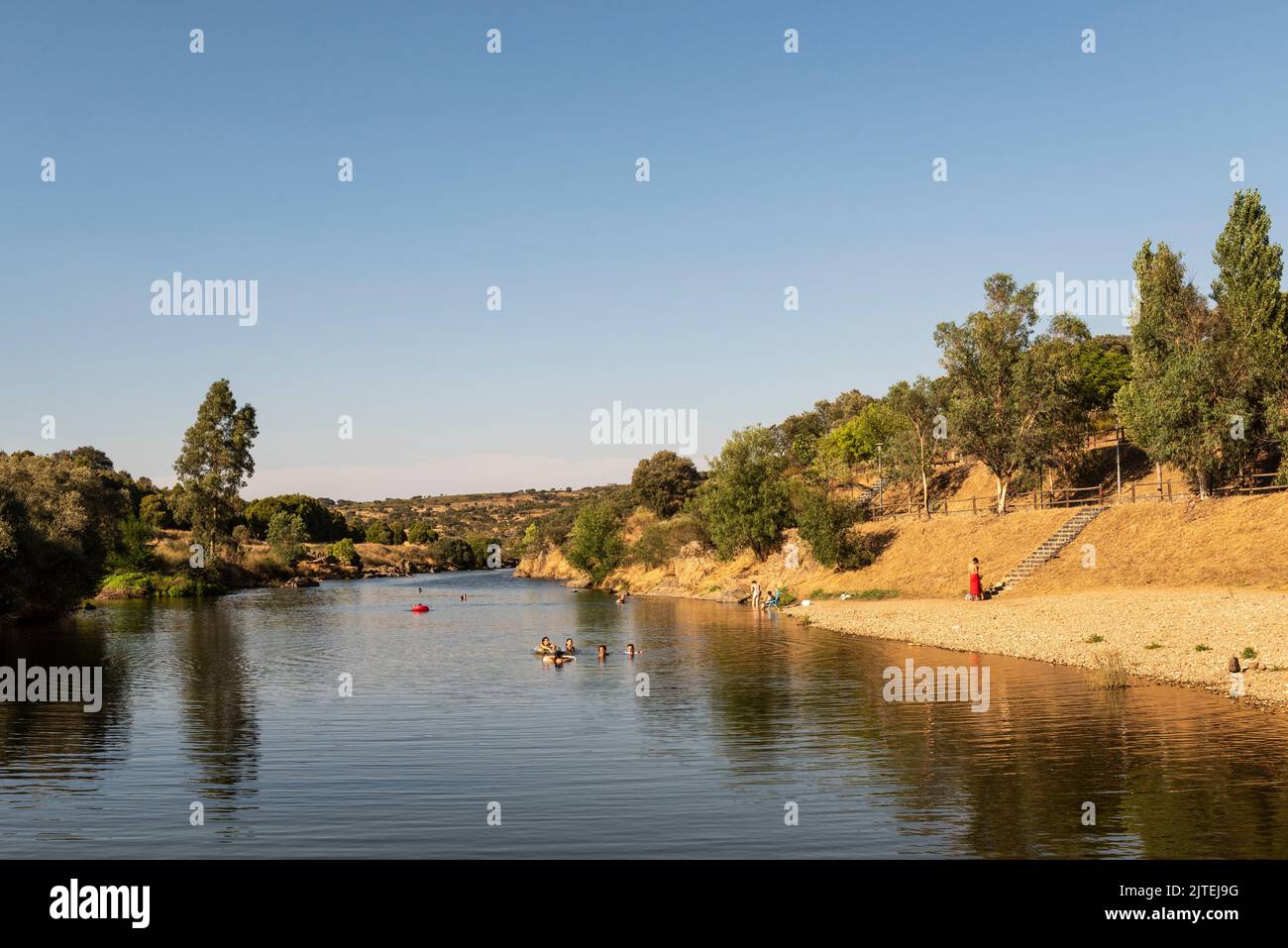 Nuoto a Vado del Río Erjas (Eljas o Erges), un valico di frontiera rurale tra il Portogallo e la Spagna. Il confine corre lungo il fiume Erjas Foto Stock