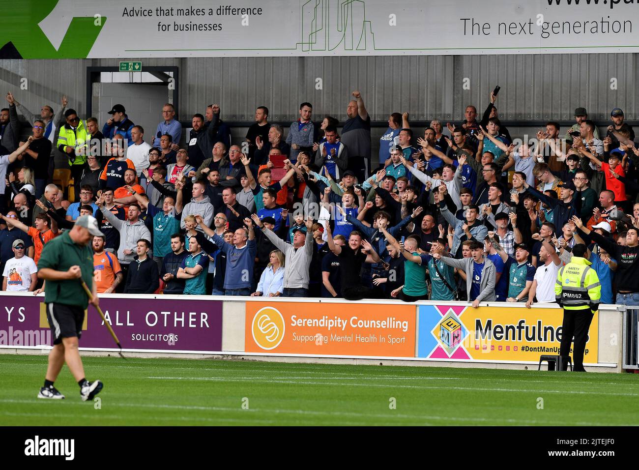 York, Regno Unito. 30th ago, 2022. I fan di Oldham durante l'appuntamento della National League tra York City e Oldham Athletic presso il LNER Community Stadium di York lunedì 29th agosto 2022. (Credit: Eddie Garvey | MI News) Credit: MI News & Sport /Alamy Live News Foto Stock