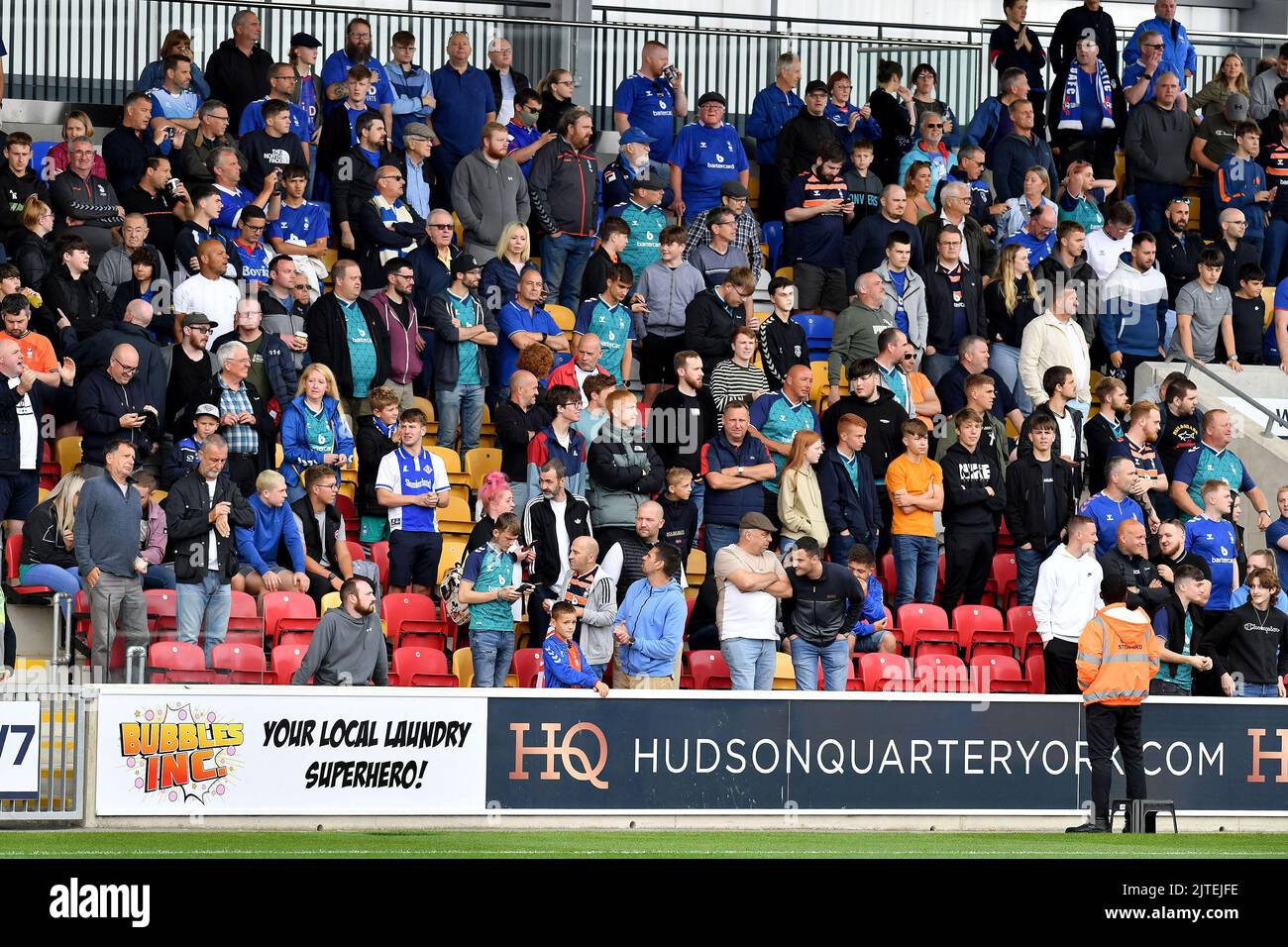 York, Regno Unito. 30th ago, 2022. I fan di Oldham durante l'appuntamento della National League tra York City e Oldham Athletic presso il LNER Community Stadium di York lunedì 29th agosto 2022. (Credit: Eddie Garvey | MI News) Credit: MI News & Sport /Alamy Live News Foto Stock