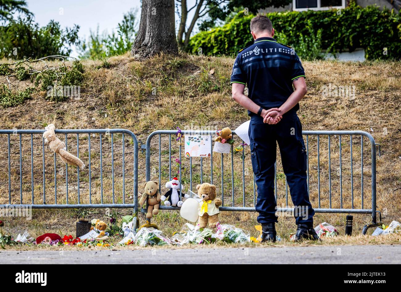 2022-08-30 13:41:59:19 NUOVO BEIJERLAND - fiori in memoria delle vittime dell'incidente mortale. Sabato, un camion ha guidato fuori dalla diga a Nieuw-Beijerland e colpito i presenti a una festa di quartiere. Oltre ai sette feriti, sono state uccise sei persone. ANP JEFFREY GROENEWEG olanda fuori - belgio fuori Foto Stock