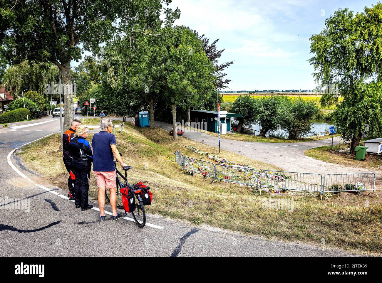 2022-08-30 13:34:36:19 NUOVO BEIJERLAND - fiori in memoria delle vittime dell'incidente mortale. Sabato, un camion ha guidato fuori dalla diga a Nieuw-Beijerland e colpito i presenti a una festa di quartiere. Oltre ai sette feriti, sono state uccise sei persone. ANP JEFFREY GROENEWEG olanda fuori - belgio fuori Foto Stock