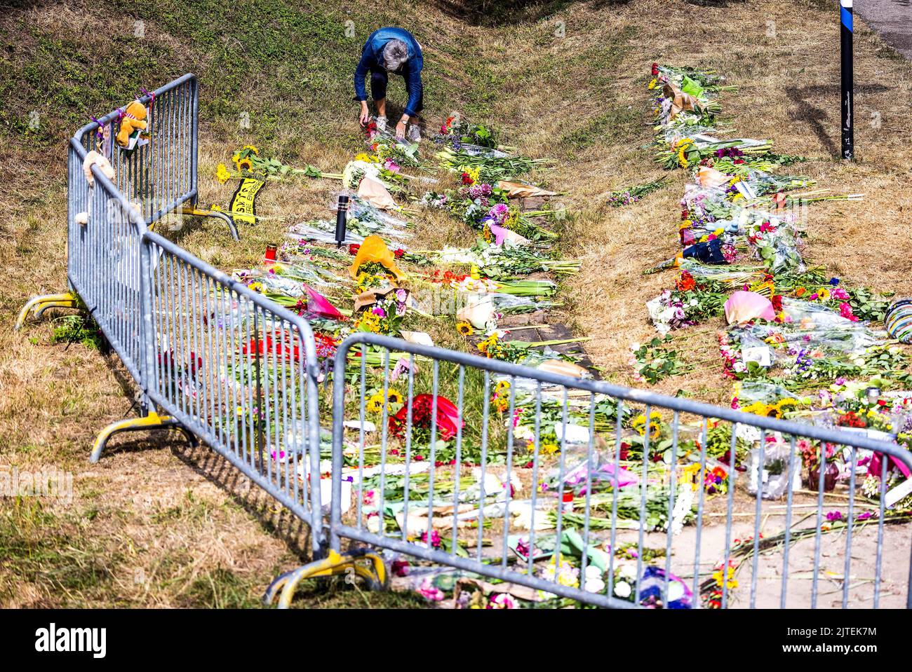 2022-08-30 13:56:21:19 NUOVO BEIJERLAND - fiori in memoria delle vittime dell'incidente mortale. Sabato, un camion ha guidato fuori dalla diga a Nieuw-Beijerland e colpito i presenti a una festa di quartiere. Oltre ai sette feriti, sono state uccise sei persone. ANP JEFFREY GROENEWEG olanda fuori - belgio fuori Foto Stock