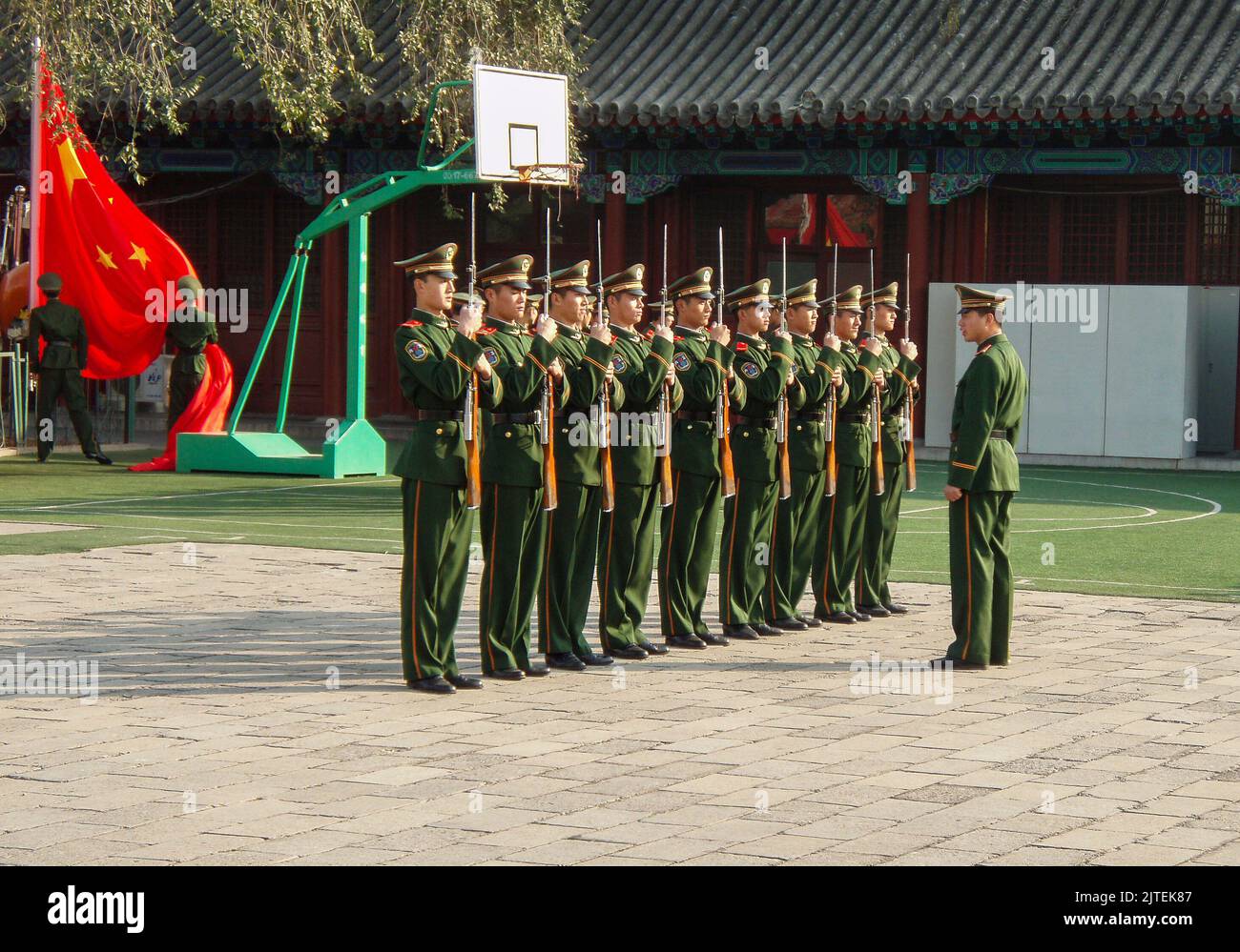 Soldati dell'esercito rosso nella Città Proibita, Pechino, Cina. La Città Proibita è un complesso di palazzi imperiali delle dinastie Ming e Qing (1368-1912). Foto Stock