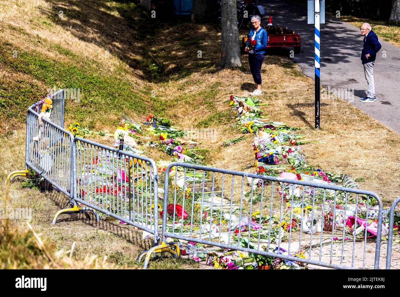 2022-08-30 13:56:10:19 NUOVO BEIJERLAND - fiori in memoria delle vittime dell'incidente mortale. Sabato, un camion ha guidato fuori dalla diga a Nieuw-Beijerland e colpito i presenti a una festa di quartiere. Oltre ai sette feriti, sono state uccise sei persone. ANP JEFFREY GROENEWEG olanda fuori - belgio fuori Foto Stock