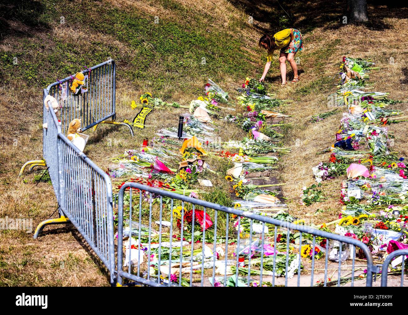 2022-08-30 13:56:49:19 NUOVO BEIJERLAND - fiori in memoria delle vittime dell'incidente mortale. Sabato, un camion ha guidato fuori dalla diga a Nieuw-Beijerland e colpito i presenti a una festa di quartiere. Oltre ai sette feriti, sono state uccise sei persone. ANP JEFFREY GROENEWEG olanda fuori - belgio fuori Foto Stock