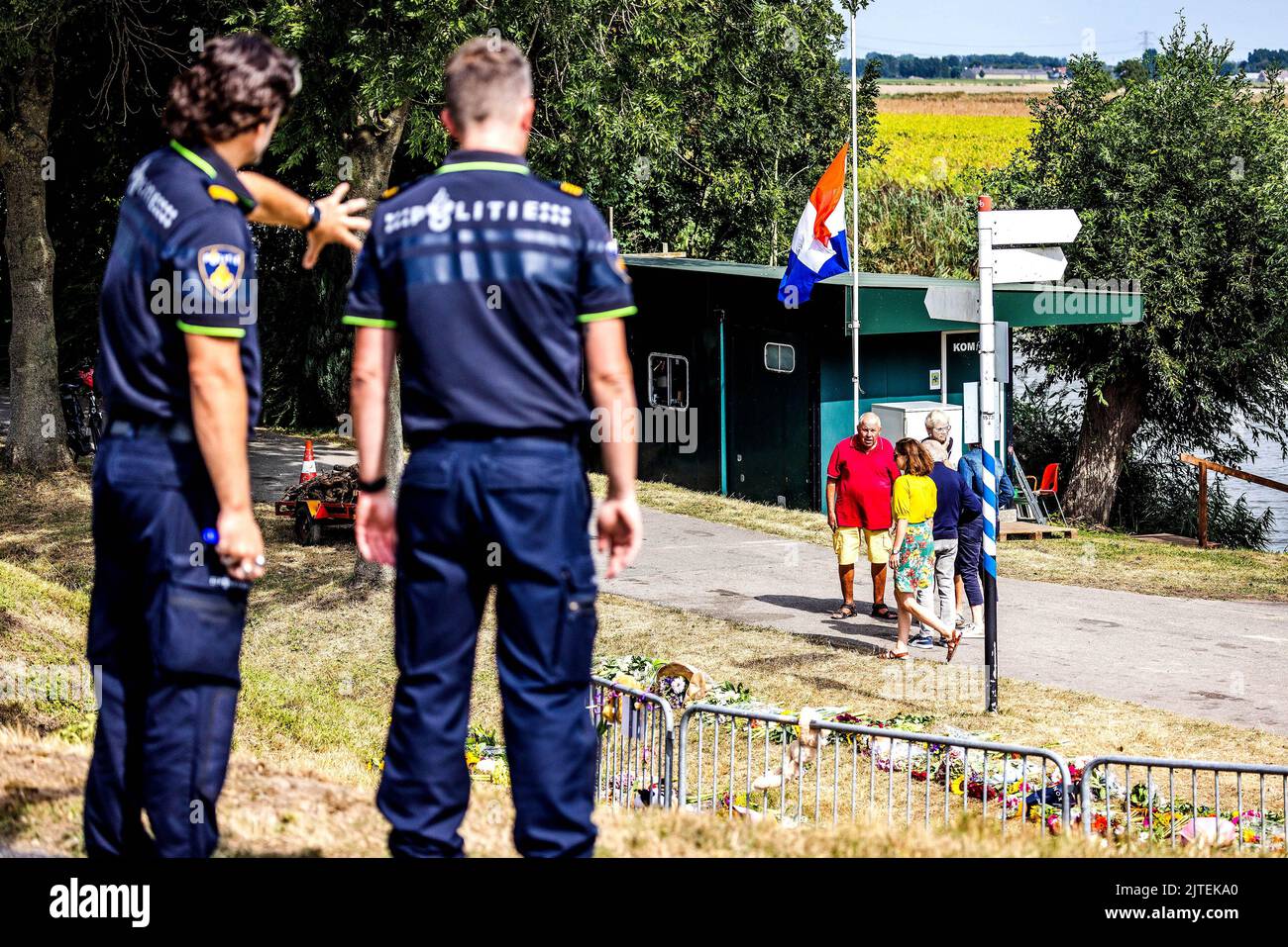 2022-08-30 13:57:14:19 NUOVO BEIJERLAND - fiori in memoria delle vittime dell'incidente mortale. Il sabato un camion ha guidato fuori dalla diga a Nieuw-Beijerland e colpito i presenti ad una festa di quartiere. Oltre ai sette feriti, sono state uccise sei persone. ANP JEFFREY GROENEWEG olanda fuori - belgio fuori Foto Stock