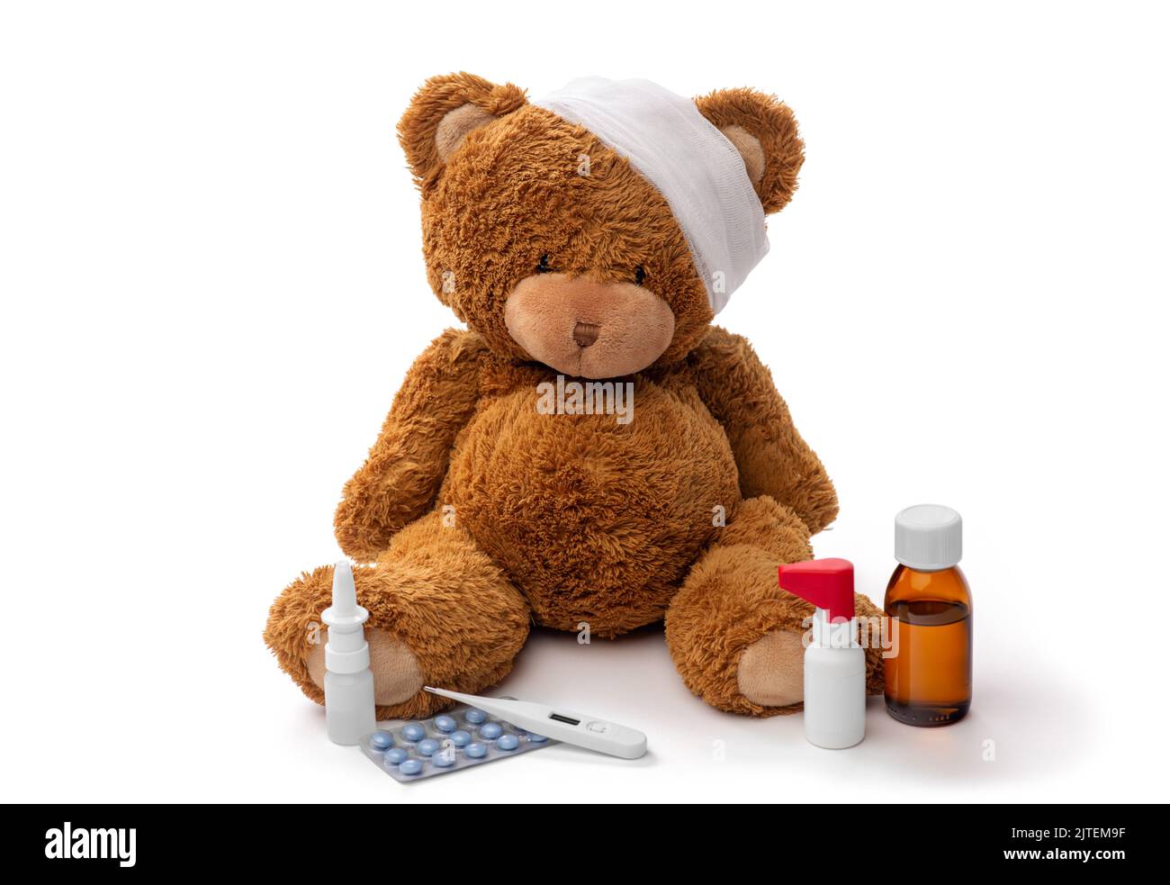giocattolo orsacchiotto con testa a fascia e medicinali Foto Stock