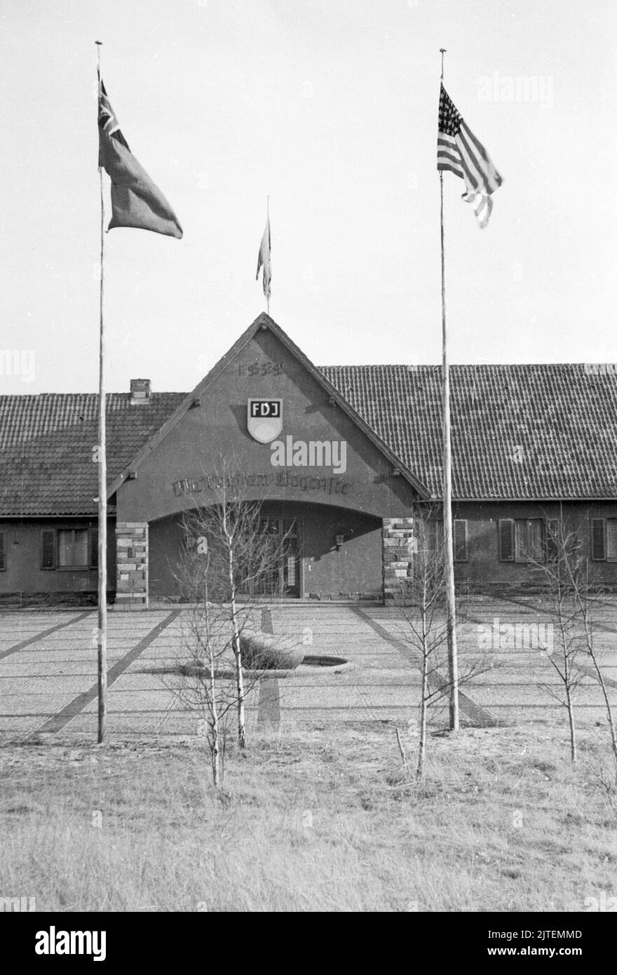 Der Landsitz und die Villa vom früheren Propagandaminister Joseph Goebbels, das Gelände Bogensee bei Wandlitz, wird nun als Hochschule der FDJ genutzt, hier noch mit alliierten Fahnen, Nähe Berlin, Deutschland 1947. Foto Stock