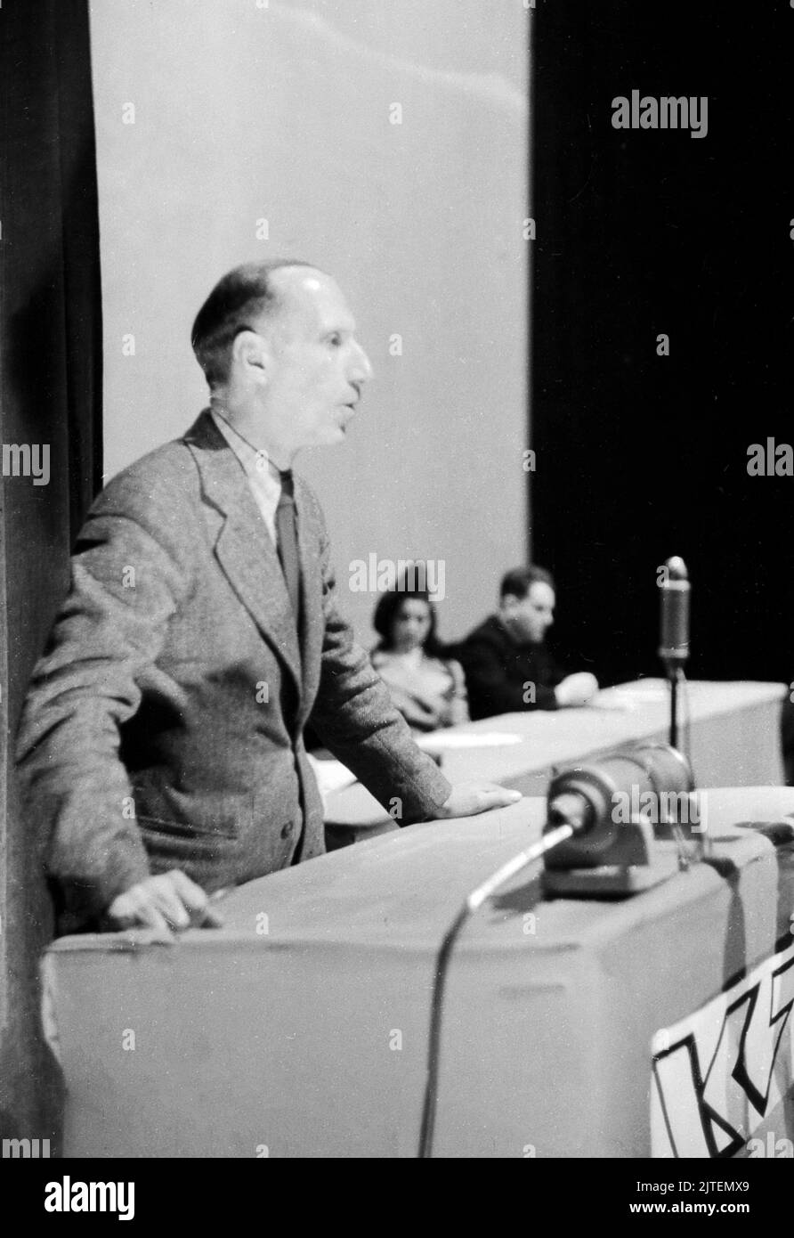 Erich Freund bei einer Rede auf der Auschwitz Kundgebung in der Staatsoper Berlin, Deutschland 1947. Foto Stock