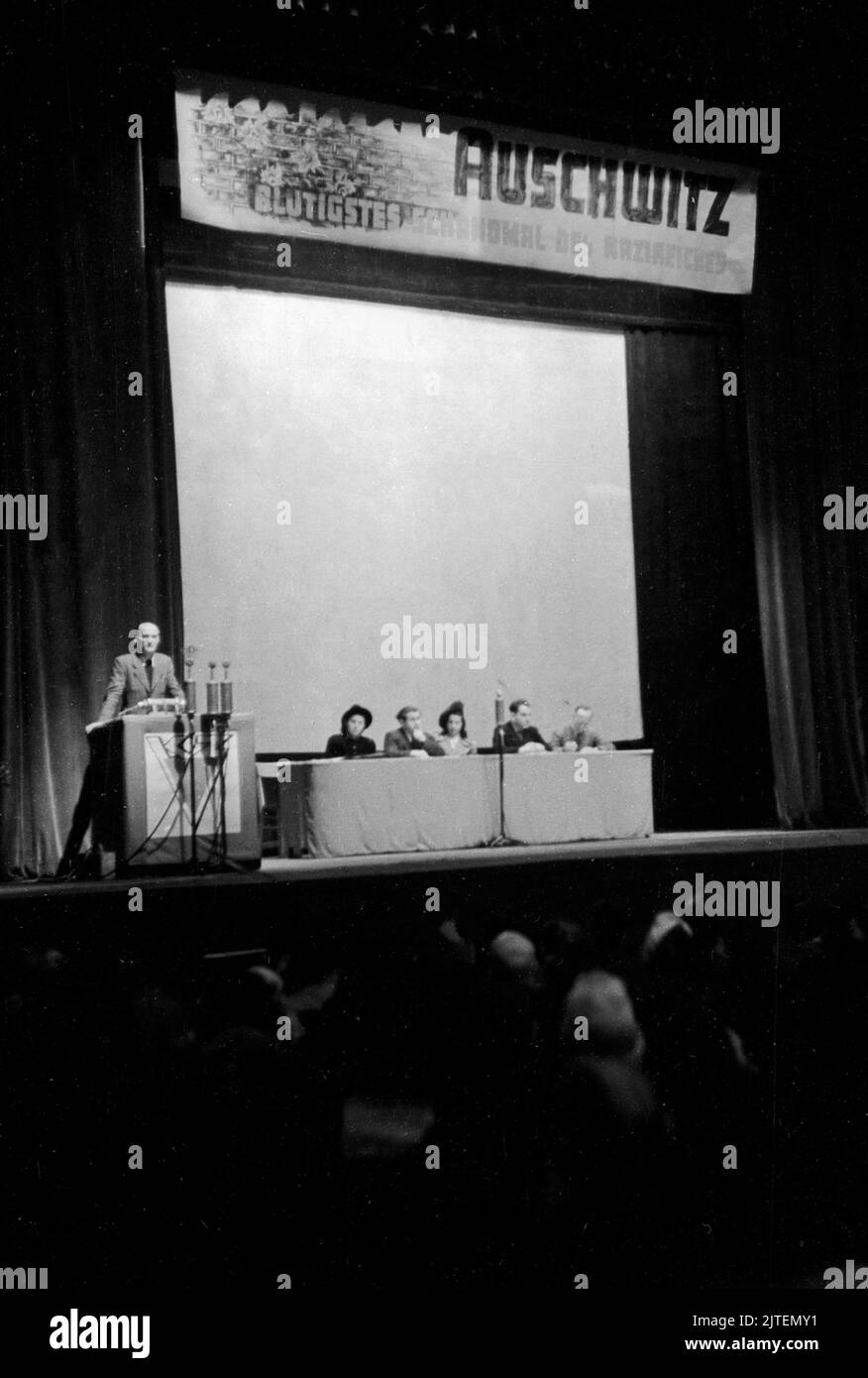 Julius Meyer bei einer Rede auf der Auschwitz Kundgebung in der Staatsoper Berlin unter dem Banner 'Auschwitz - Blutigstes Schandmal des Nazireiches', Deutschland 1947. Foto Stock