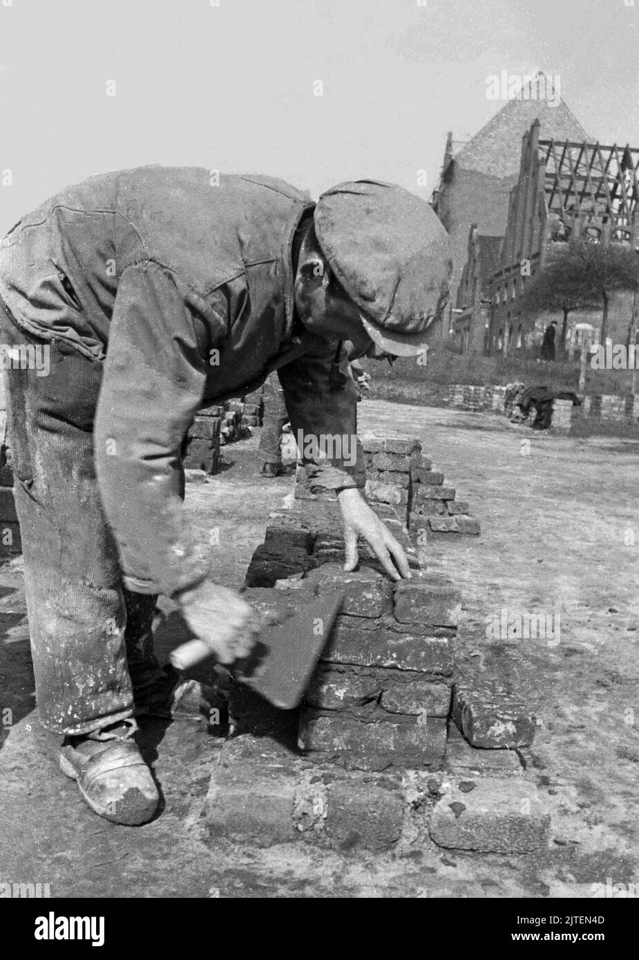 Original-Bildunterschrift: Im Lehrbauhof des Magistrats Berlin werden Umschulungen für das Bauhandwerk vorgenommen, Berlin, Deutschland 1947. Foto Stock