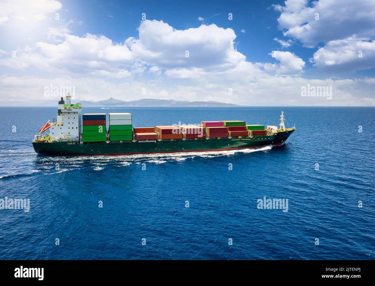 Vista aerea di una nave container di medie dimensioni Foto Stock