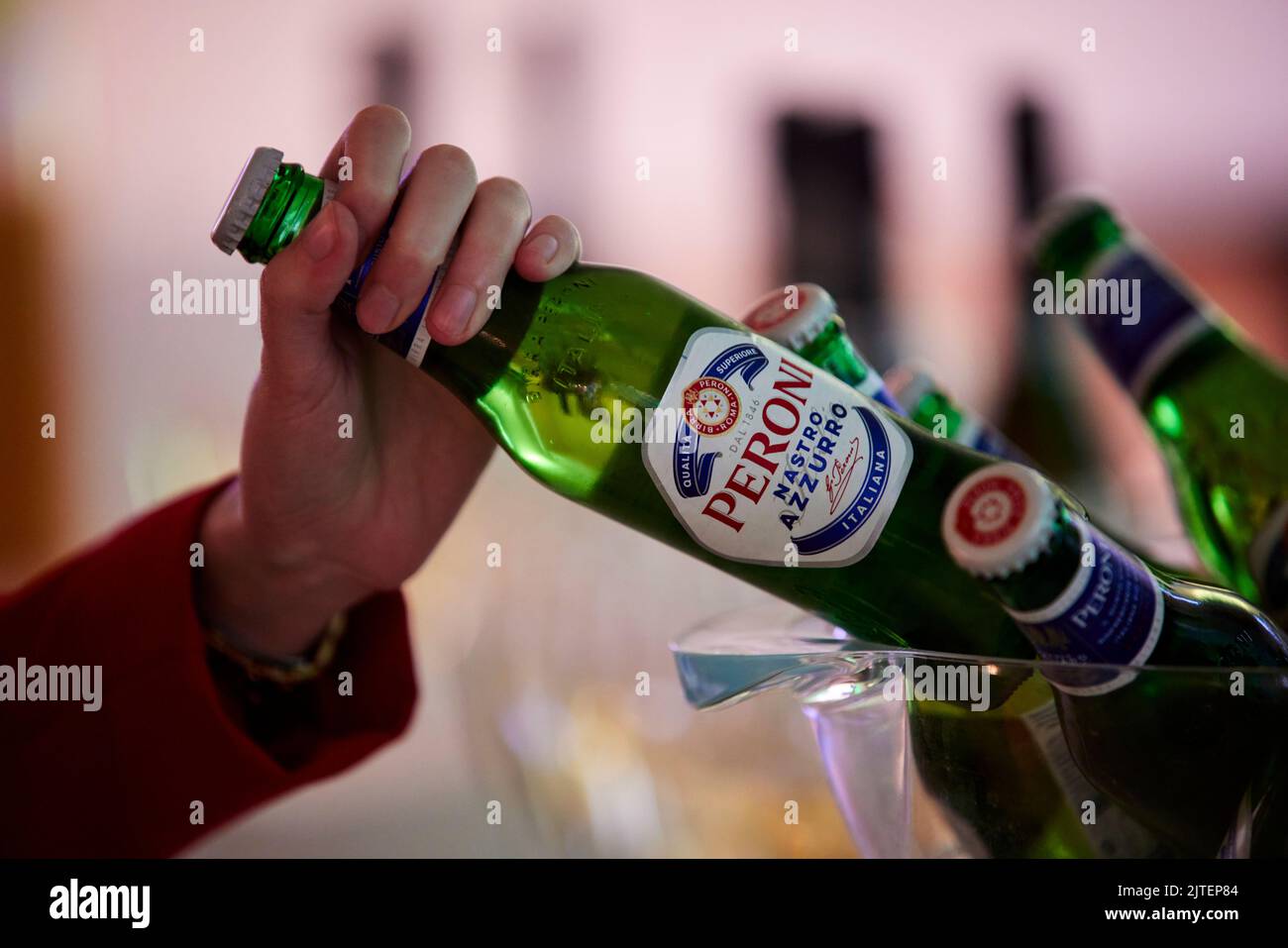 Birra fredda in bottiglia a una festa Foto Stock