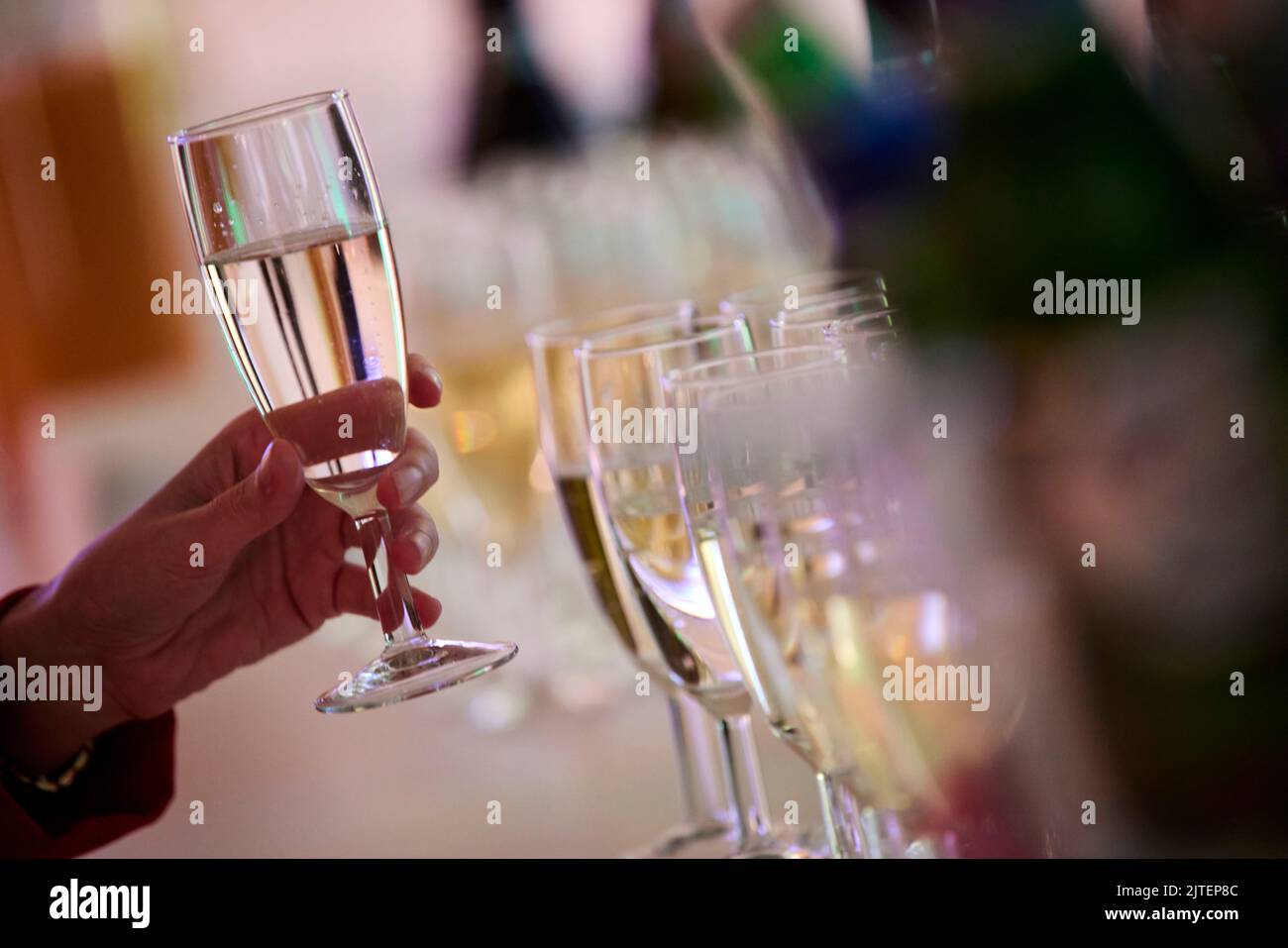Vino bianco in un bicchiere una festa Foto Stock