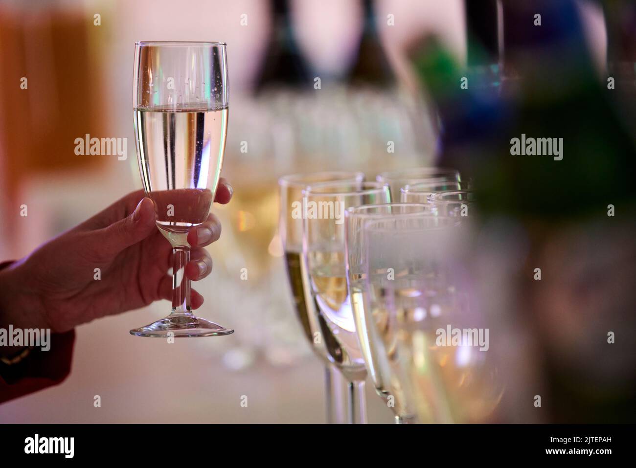 Vino bianco in un bicchiere una festa Foto Stock