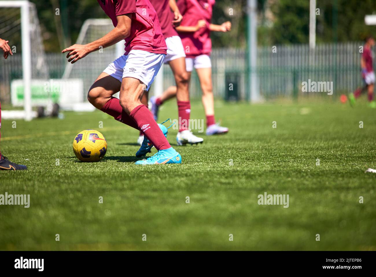 Abilità calcistiche bambini che giocano su campi di erba Astro Foto Stock