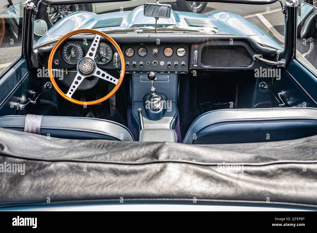Highlands, NC - 11 giugno 2022: Vista prospettica dell'abitacolo anteriore di una Jaguar e Type 1 4,2 Roadster 1965 in occasione di una fiera automobilistica locale. Foto Stock