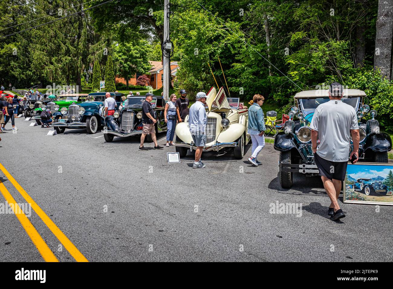 Highlands, NC - 10 giugno 2022: Vista grandangolare degli appassionati di auto e delle auto parcheggiate in una fiera automobilistica locale. Foto Stock