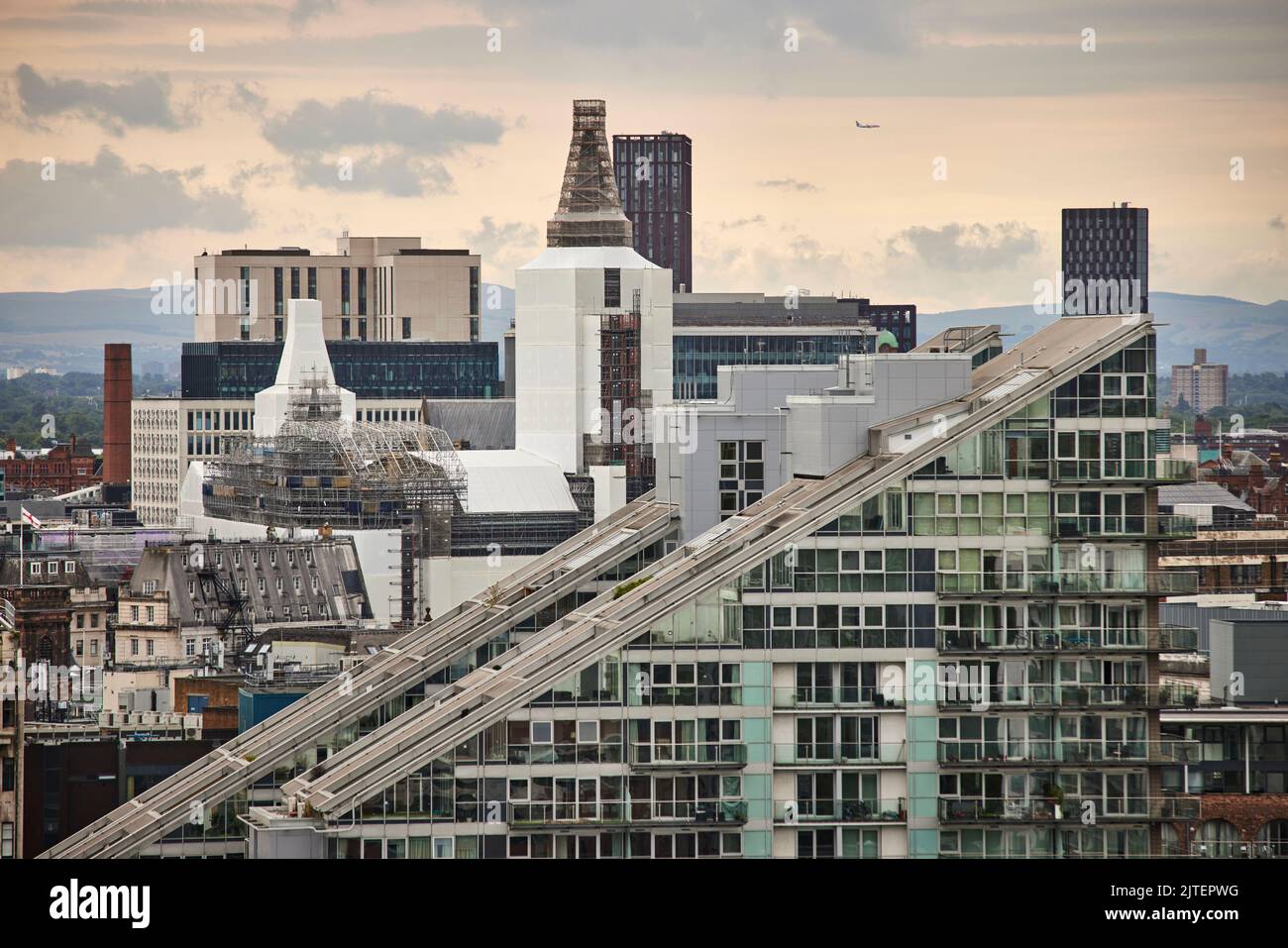 GREATER MANCHESTER SKYLINE THE EDGE APARTMENTS A SALFORD GUARDANDO VERSO UN AVVOLTO MUNICIPIO DI MANCHESTER Foto Stock