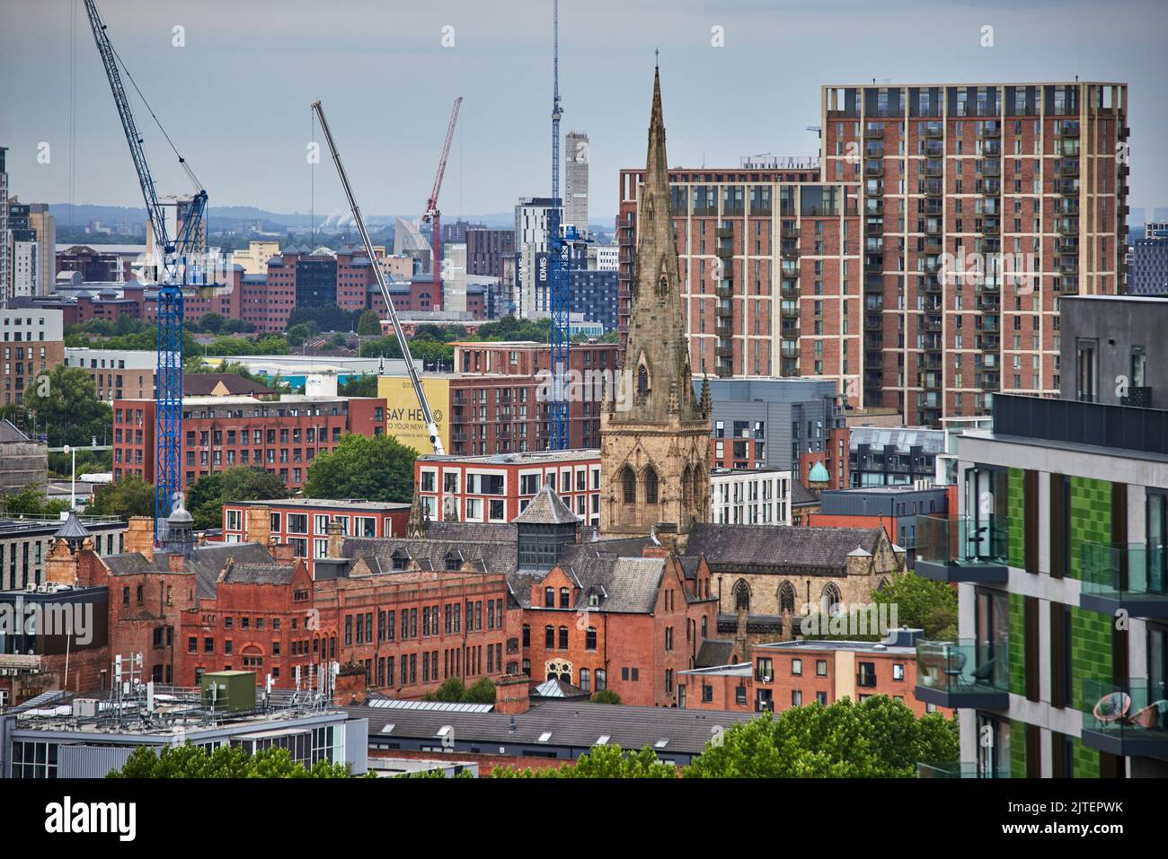 Chiesa Cattedrale di San Giovanni Evangelista, solitamente conosciuta come Cattedrale di Salford sullo skyline di Salford Foto Stock