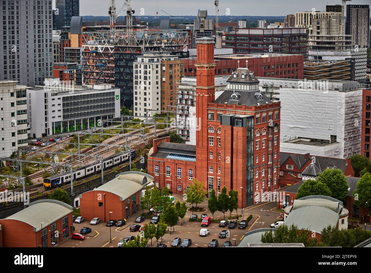 Deva Centre Business Park Manchester con un treno che si avvicina alla stazione Victoria Foto Stock