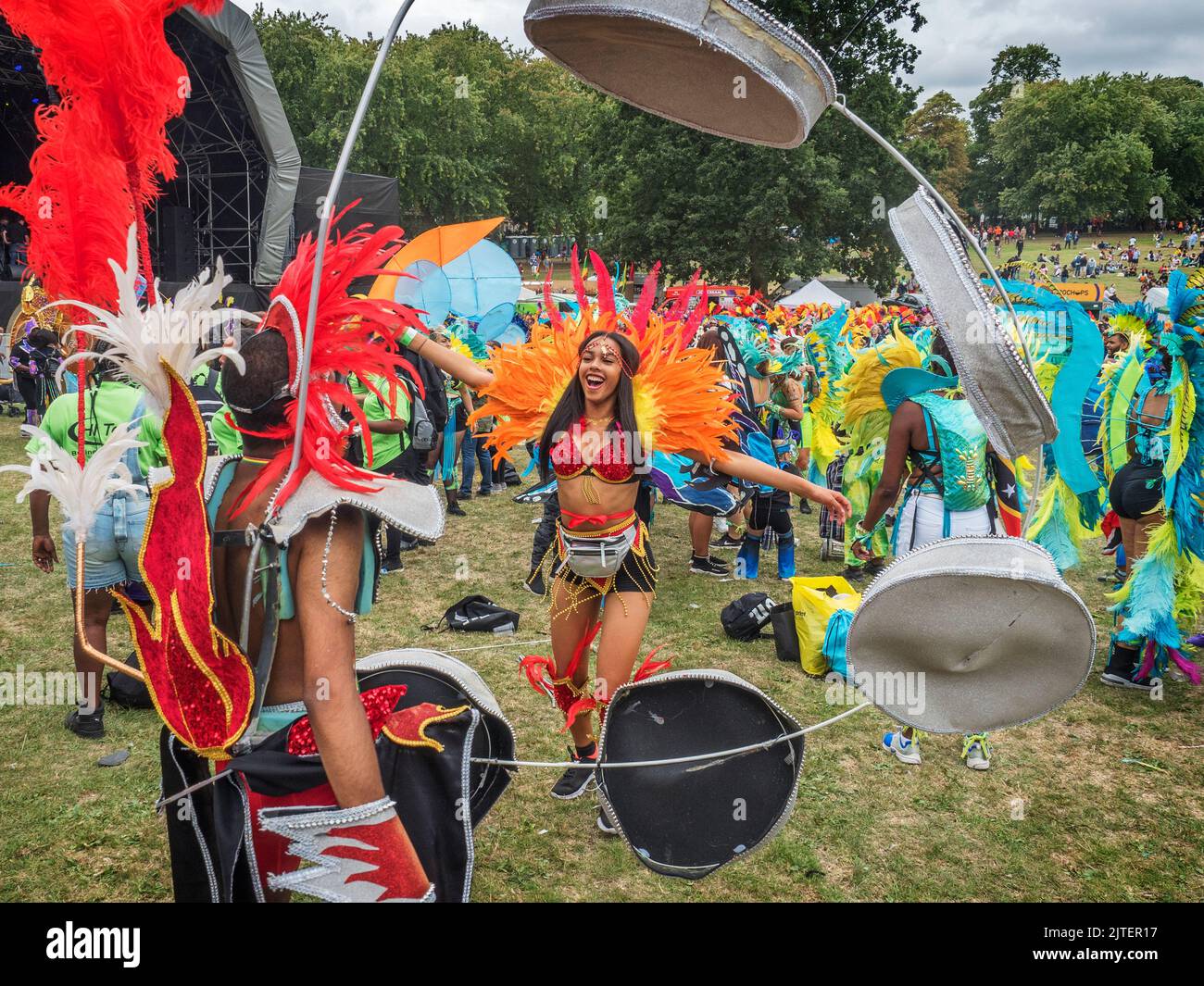 2022 agosto 29 - Regno Unito - Yorkshire - Leeds West Indian Carnival - prepararsi per la sfilata a Potternewton Park Foto Stock