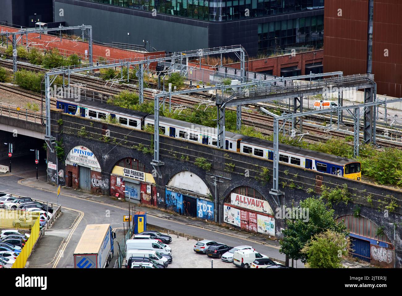 Manchester Salford confine ferroviario Arch business come un treno si avvicina alla stazione Victoria Foto Stock