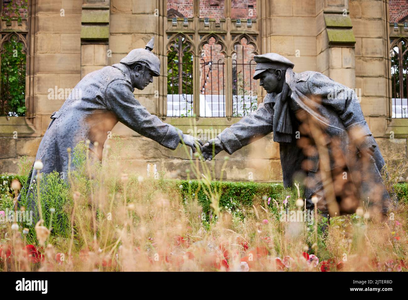 Statua di Andy Edwards, guerra mondiale 1 tregua di Natale i soldati giocarono a calcio. Chiesa di San Luca "bombardata", Liverpool, Regno Unito Foto Stock