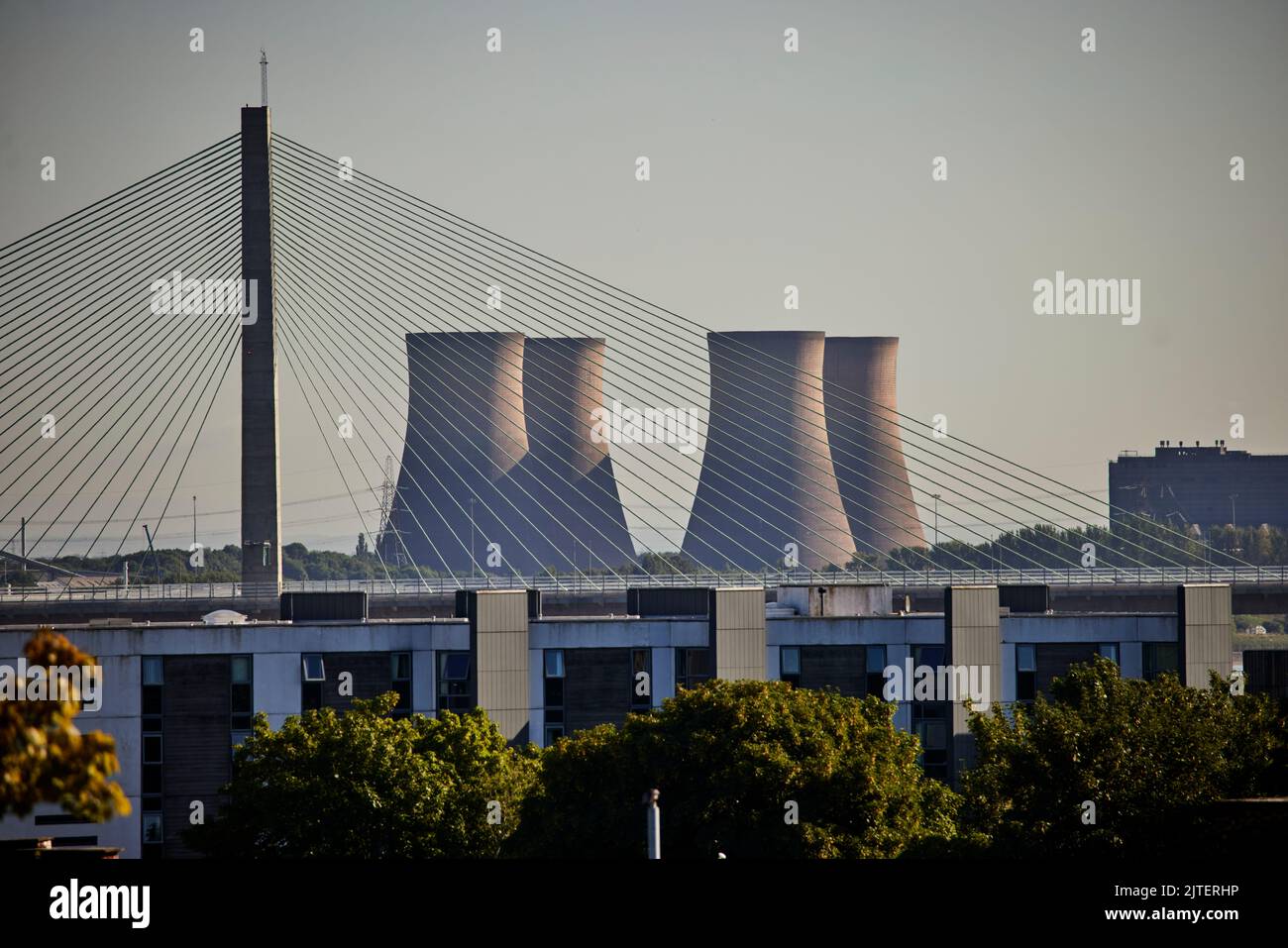 Il Mersey Gateway Bridge e la Fiddler's Ferry Power Station Foto Stock