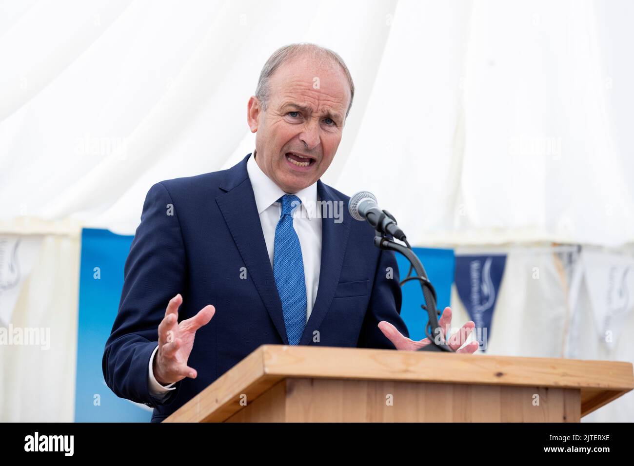 Taoiseach Micheal Martin TD parlando durante la posa della pietra di fondazione per segnare l'inizio dei lavori sulla fase 2 del progetto di restauro del canale Ulster, presso Ulster Canal Stores, Clones, Co. Monaghan. Data immagine: Martedì 30 agosto 2022. Foto Stock