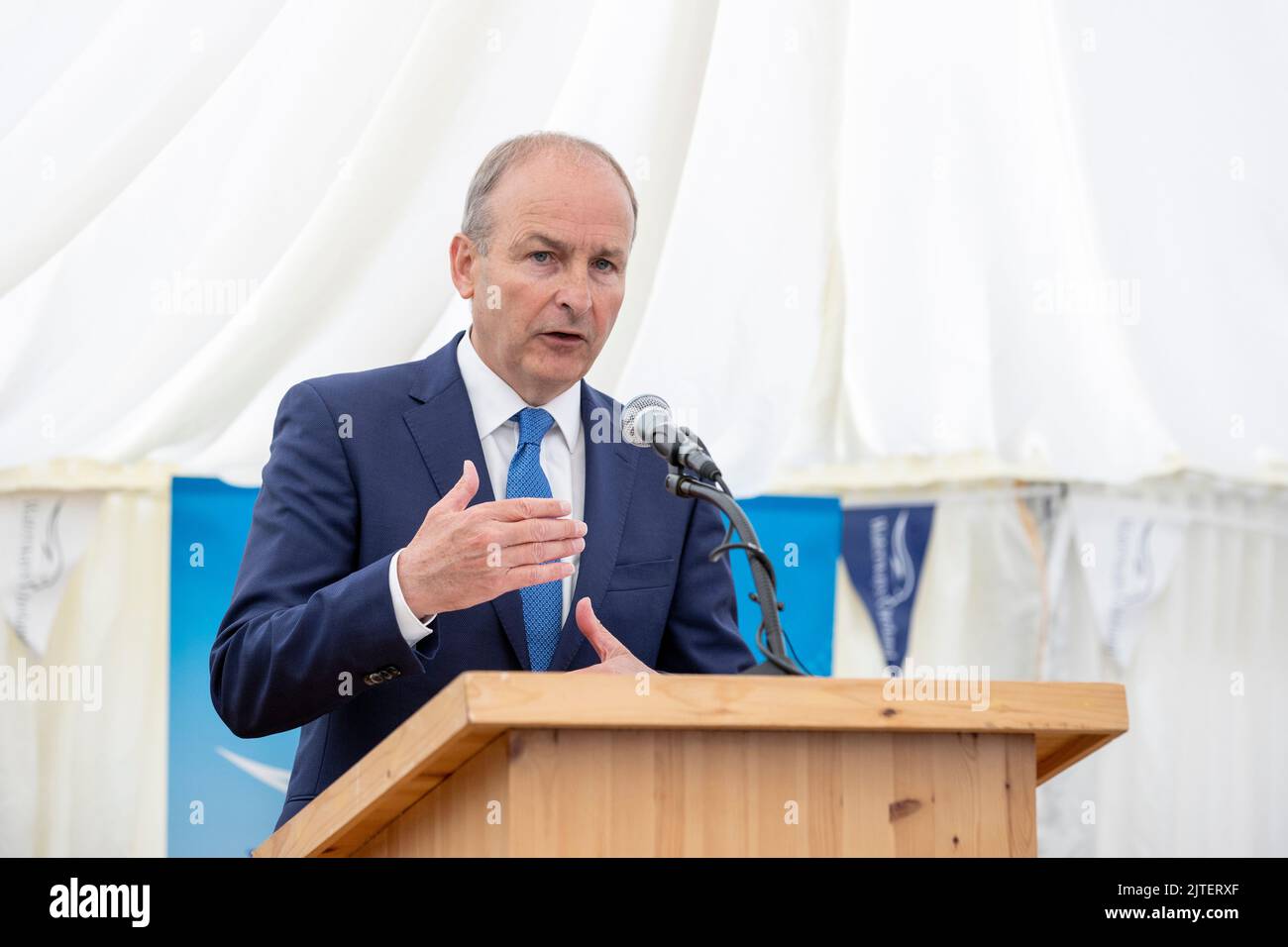 Taoiseach Micheal Martin TD parlando durante la posa della pietra di fondazione per segnare l'inizio dei lavori sulla fase 2 del progetto di restauro del canale Ulster, presso Ulster Canal Stores, Clones, Co. Monaghan. Data immagine: Martedì 30 agosto 2022. Foto Stock