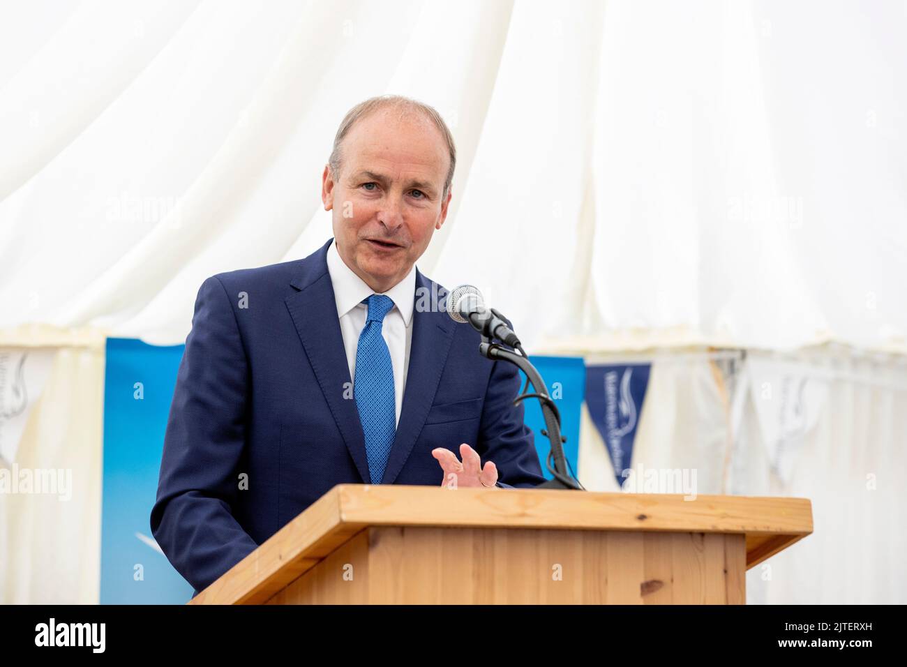 Taoiseach Micheal Martin TD parlando durante la posa della pietra di fondazione per segnare l'inizio dei lavori sulla fase 2 del progetto di restauro del canale Ulster, presso Ulster Canal Stores, Clones, Co. Monaghan. Data immagine: Martedì 30 agosto 2022. Foto Stock